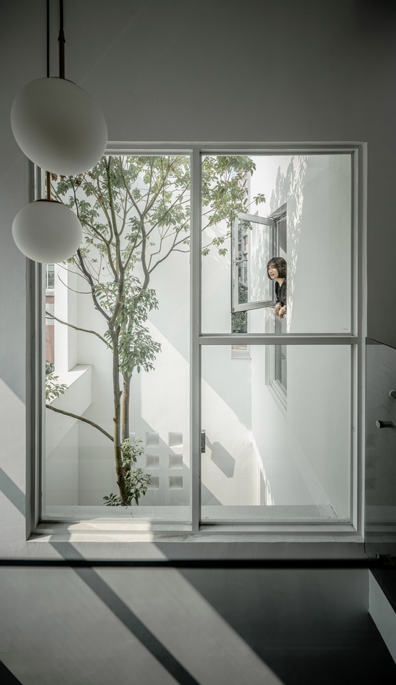 View - Ngôi nhà nhìn bề ngoài như lô cốt, điều bất ngờ nằm ở bên trong | Báo Dân trí