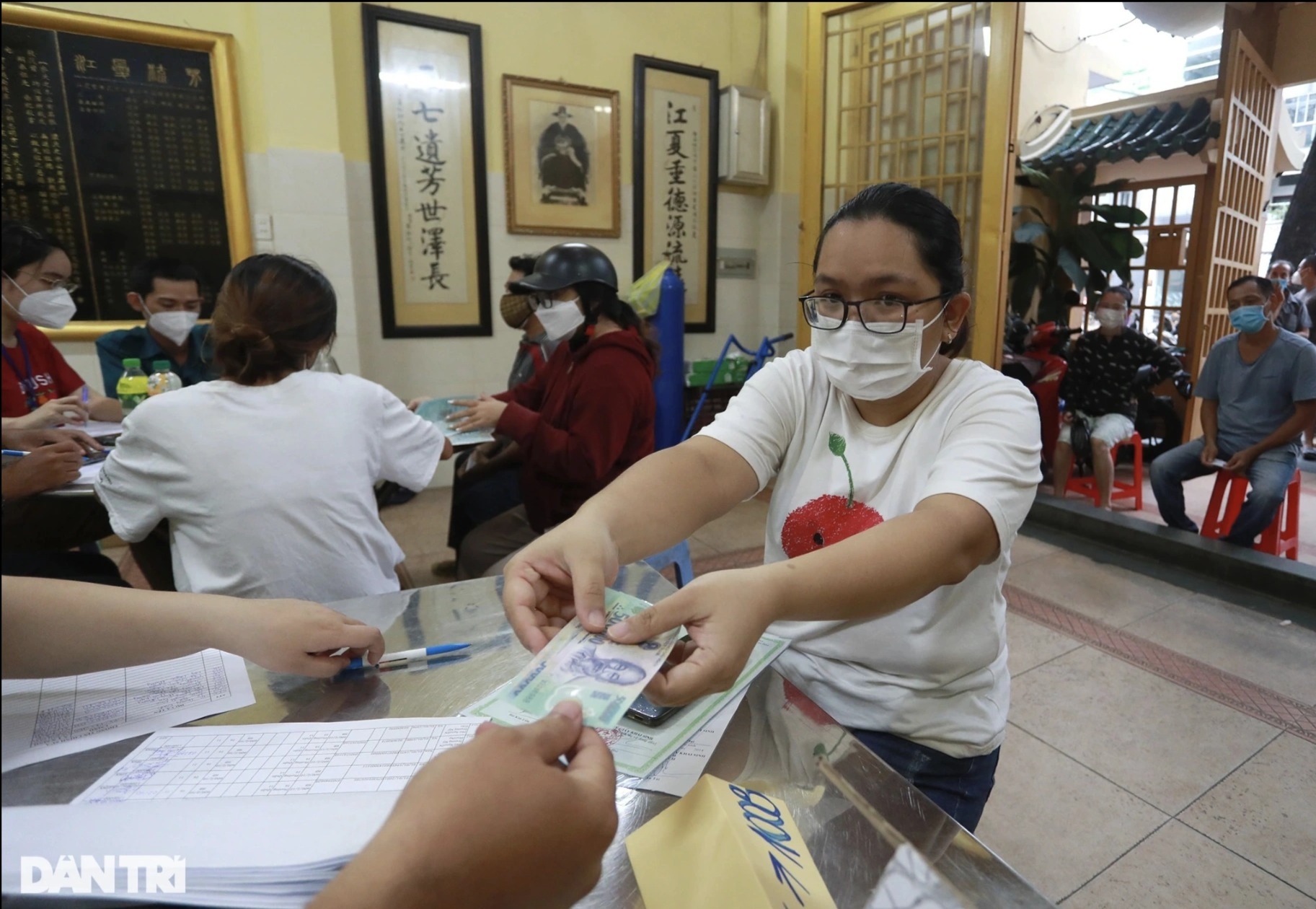 Nước mắt tôi trào dâng khi thấy bé 4 tuổi một mình nhận tro cốt mẹ... - 6 Nước mắt tôi trào dâng khi thấy bé 4 tuổi một mình nhận tro cốt mẹ... - 6