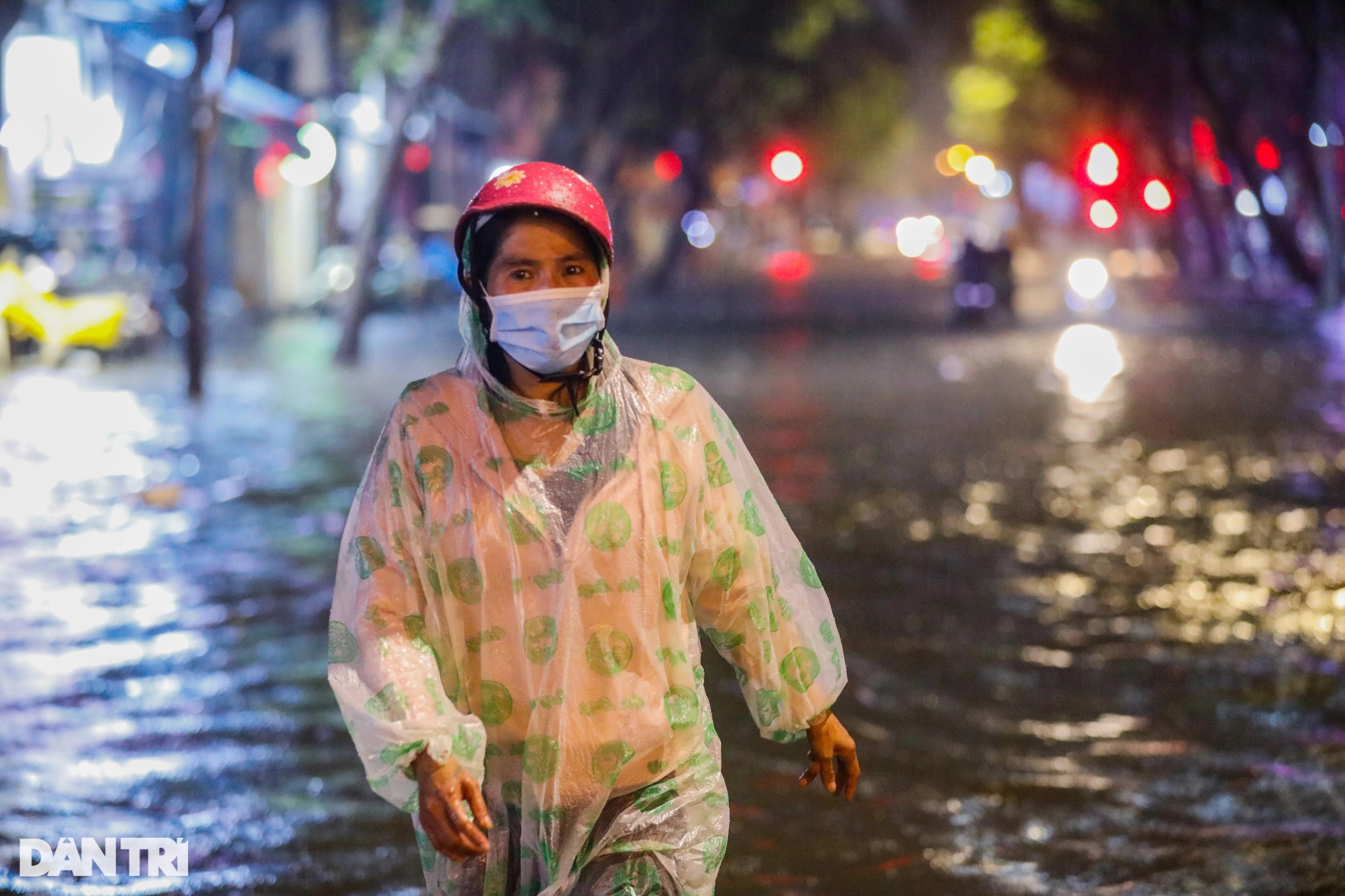 Trung tâm TPHCM ngập sâu do mưa lớn và triều cường, nhiều xe sang chết máy - 3