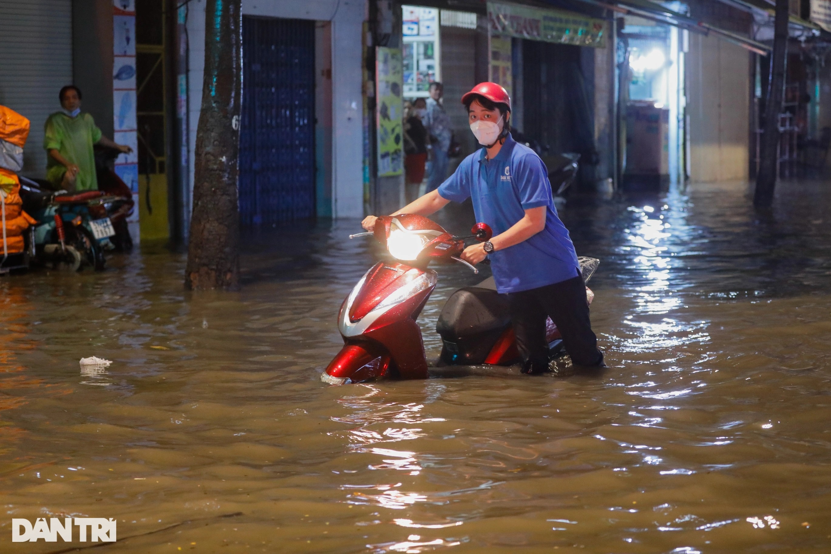 Trung tâm TPHCM ngập sâu do mưa lớn và triều cường, nhiều xe sang chết máy - 15