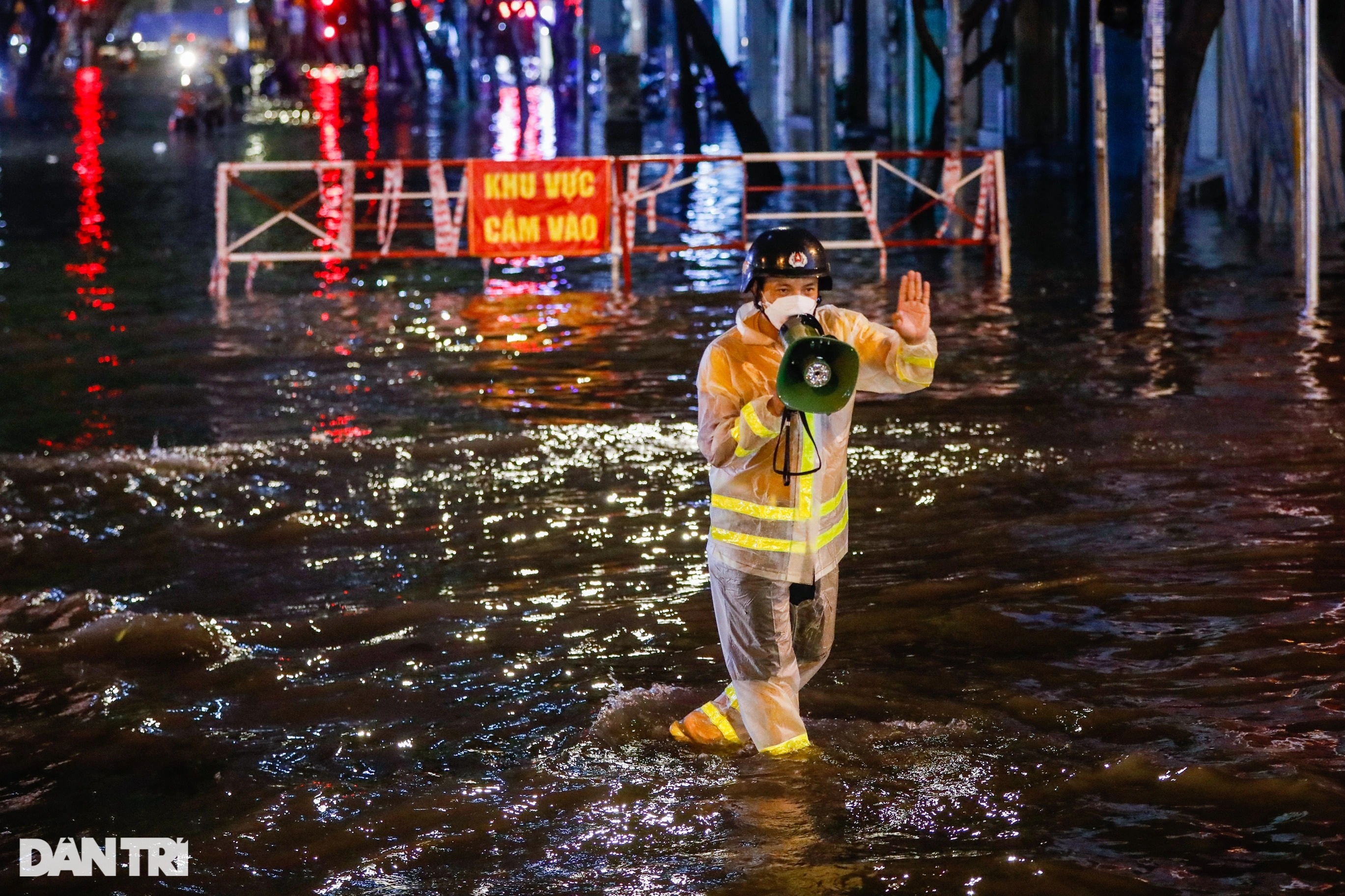 Trung tâm TPHCM ngập sâu do mưa lớn và triều cường, nhiều xe sang chết máy - 9