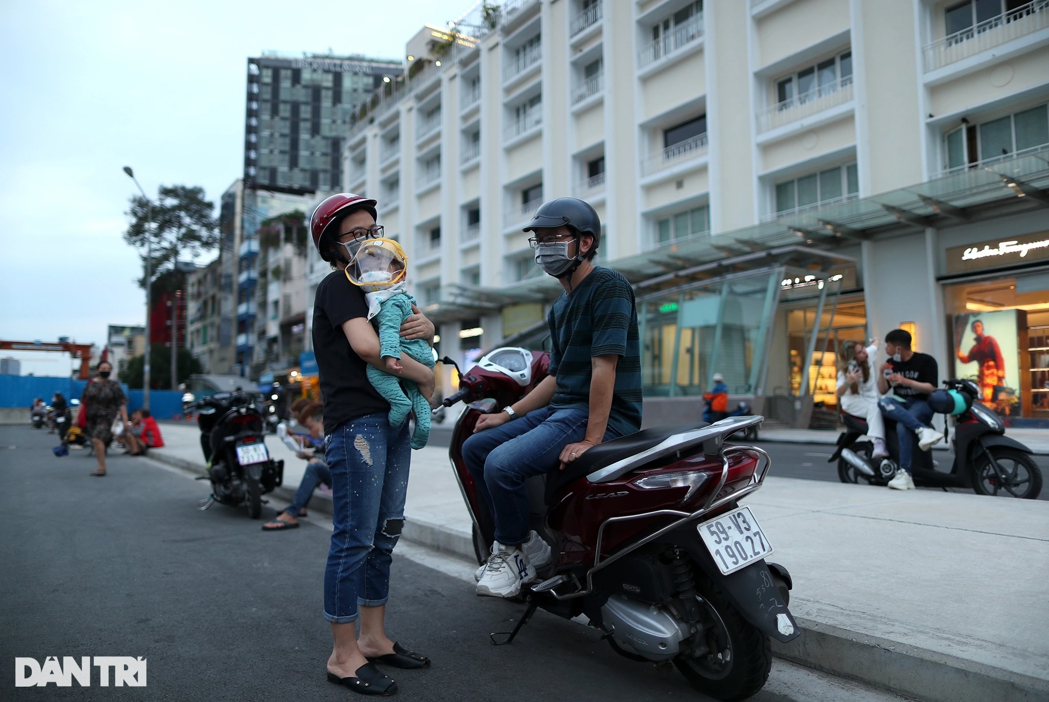 Giới trẻ TPHCM mỏi mắt chờ hàng quán phục vụ tại chỗ - 8 Giới trẻ TPHCM mỏi mắt chờ hàng quán phục vụ tại chỗ - 8