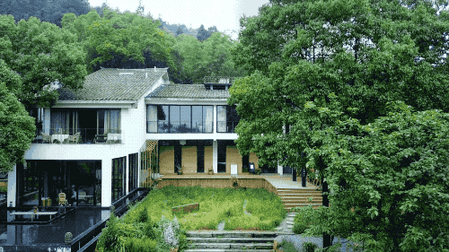 Gallery - Nữ biên tập viên bỏ việc lương cao về ngoại ô dựng nhà đẹp mê giữa rừng núi | Báo Dân trí