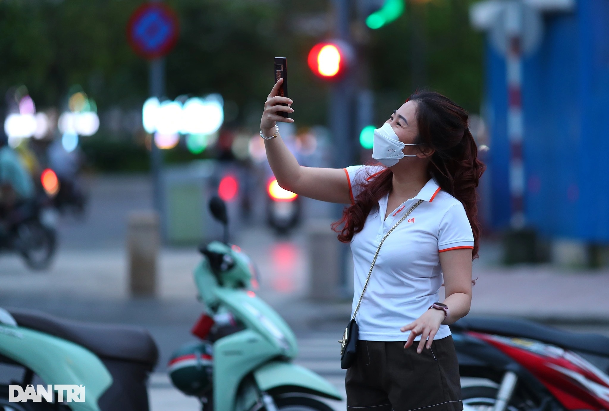 Giới trẻ TPHCM mỏi mắt chờ hàng quán phục vụ tại chỗ - 9 Giới trẻ TPHCM mỏi mắt chờ hàng quán phục vụ tại chỗ - 9
