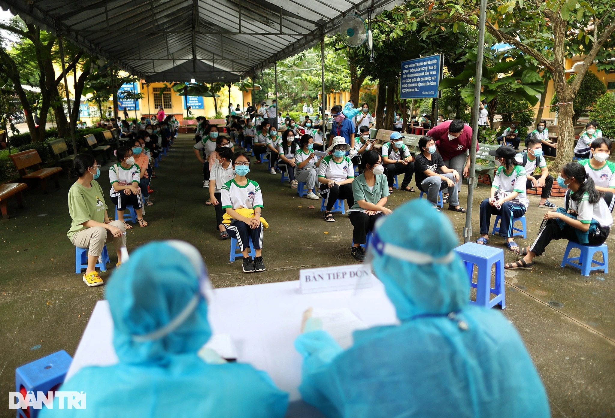 Gần 1.500 học sinh đầu tiên được tiêm vaccine ngừa Covid-19 ở TPHCM - 3