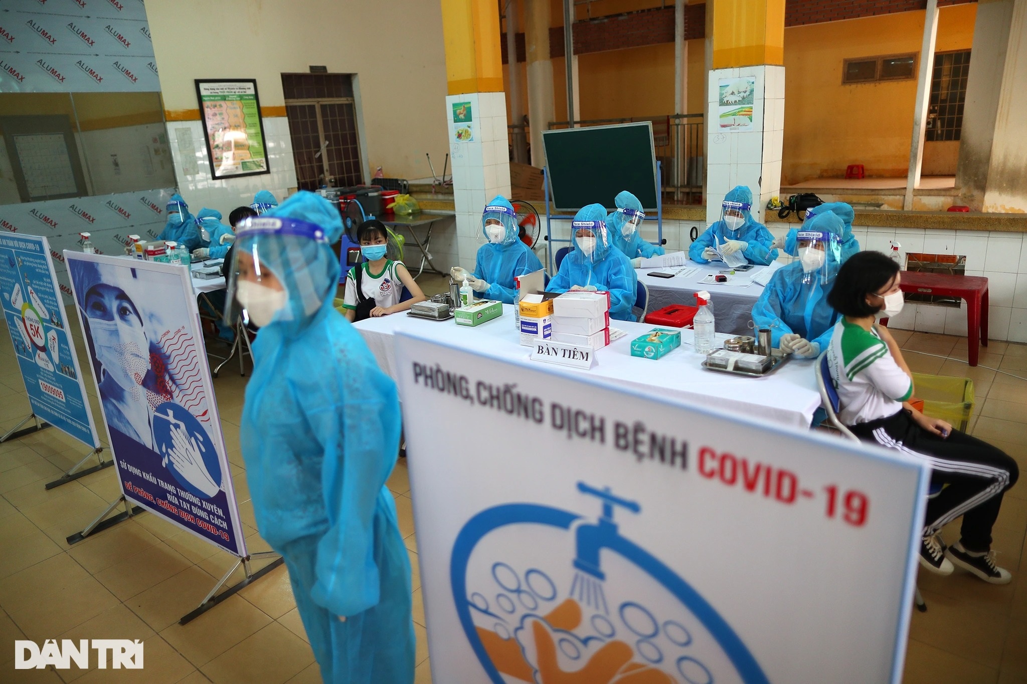 Gần 1.500 học sinh đầu tiên được tiêm vaccine ngừa Covid-19 ở TPHCM - 1