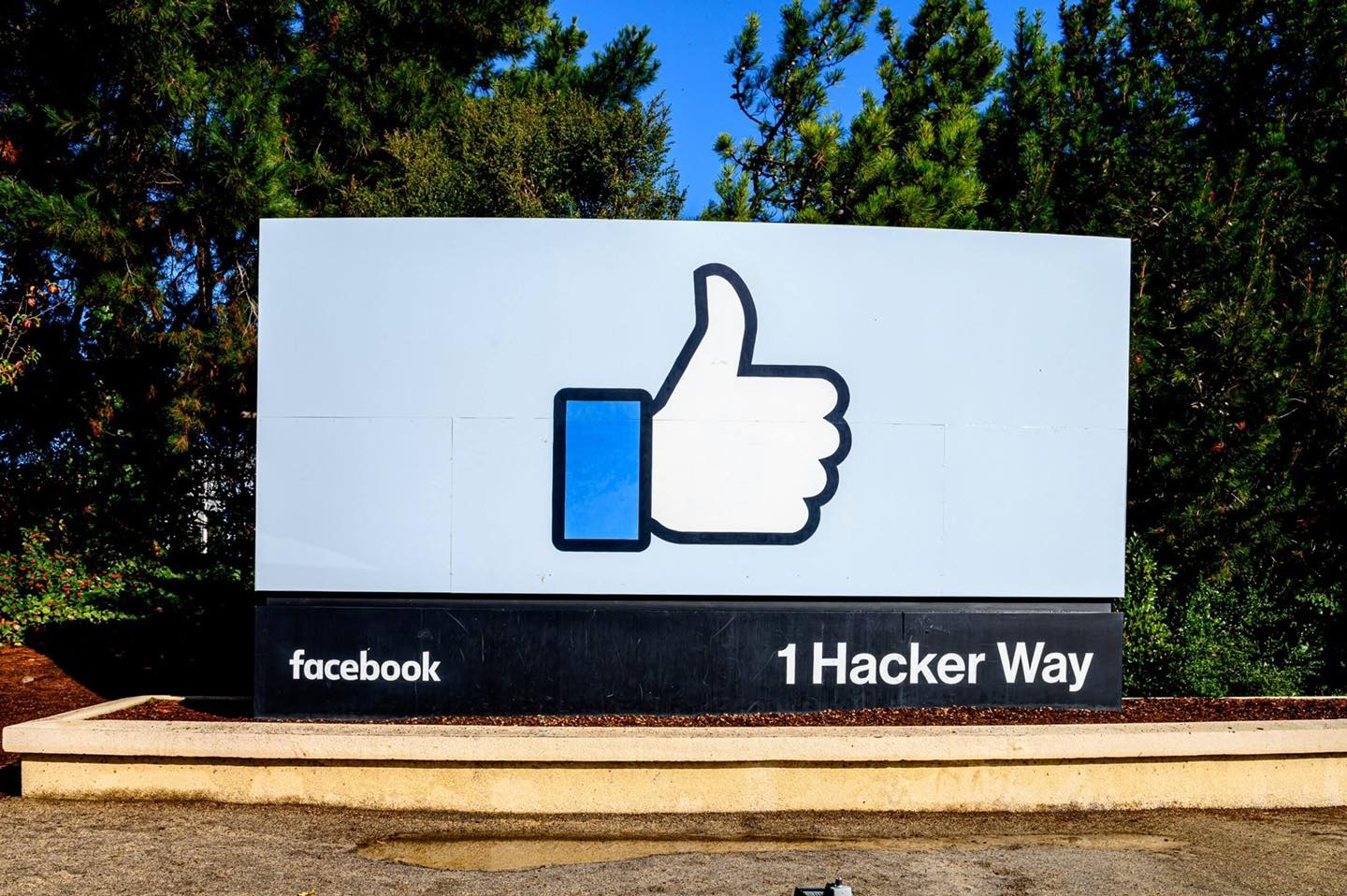 Tấm bảng hiệu với biểu tượng "Like" nổi tiếng ở trụ sở chính của Facebook Ảnh Cnet)...