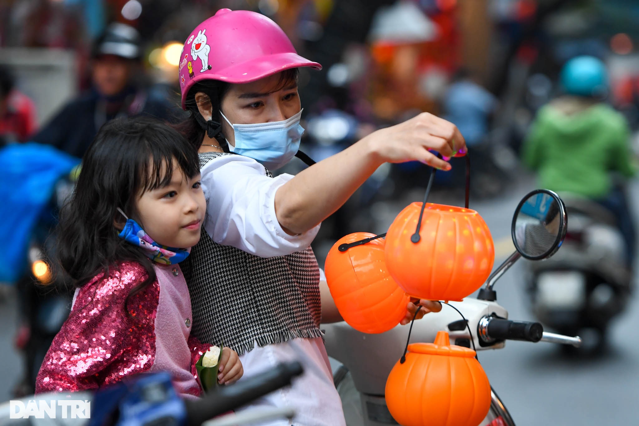 Phố đồ chơi Hàng Mã ảm đạm, vắng khách trong ngày cận kề dịp lễ Halloween - 10 Phố đồ chơi Hàng Mã ảm đạm, vắng khách trong ngày cận kề dịp lễ Halloween - 10