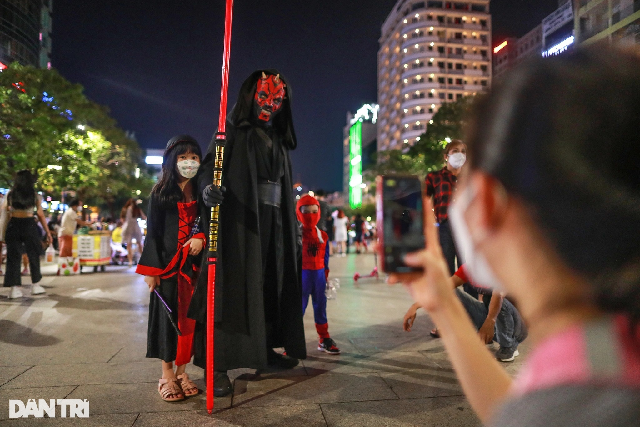 Giới trẻ TPHCM hóa trang kỳ dị chơi Halloween sớm trên phố Nguyễn Huệ - 7 Giới trẻ TPHCM hóa trang kỳ dị chơi Halloween sớm trên phố Nguyễn Huệ - 7
