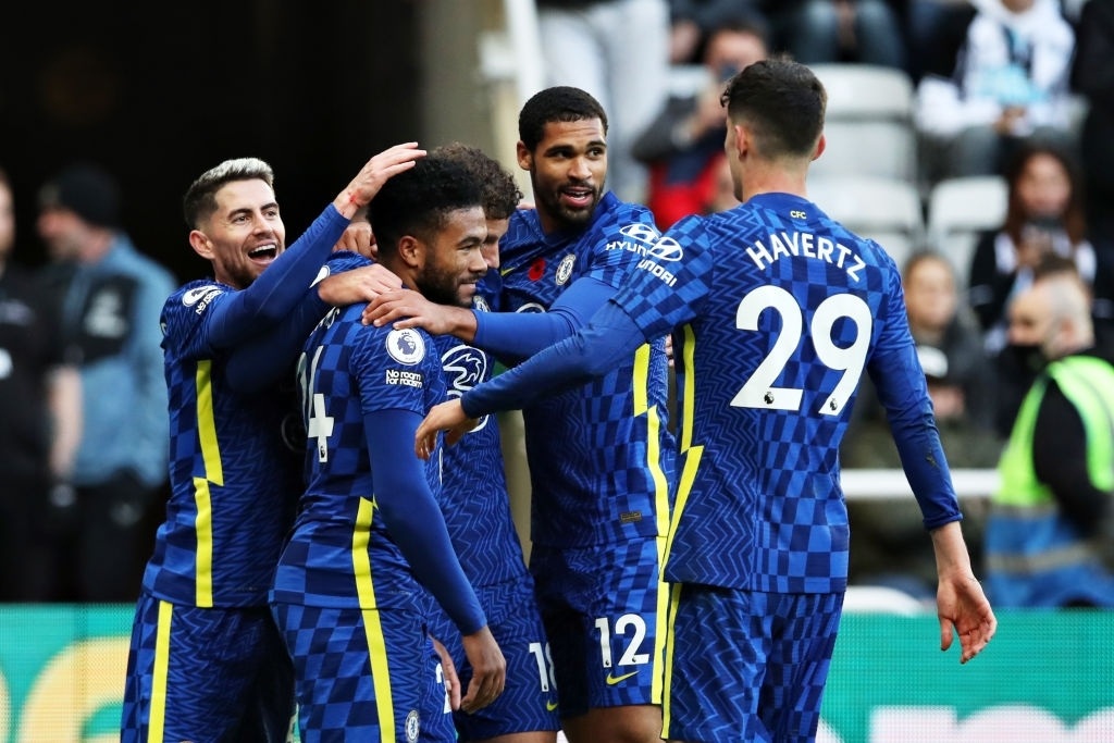 Chelsea bứt phá ở ngôi đầu nhờ Liverpool, Man City sảy chân - 2