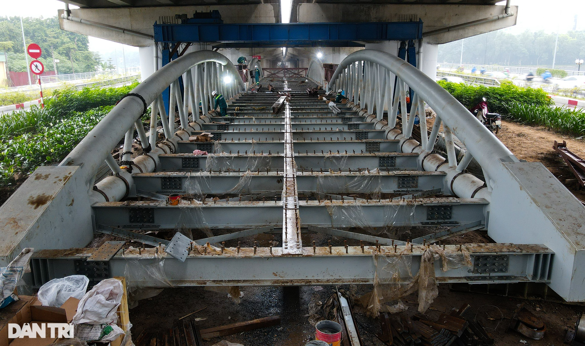 Độc đáo cây cầu vòm sắt nằm lọt thỏm dưới gầm đường Vành đai 3 ở Hà Nội - 1