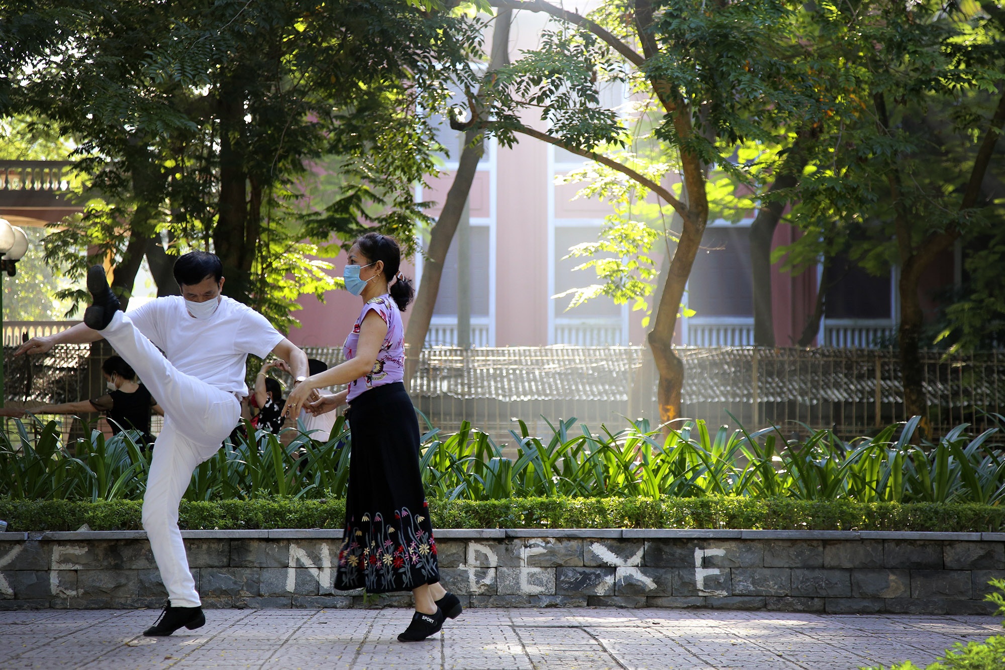 Hanoi in the rhythm of the brilliant autumn sun - 11