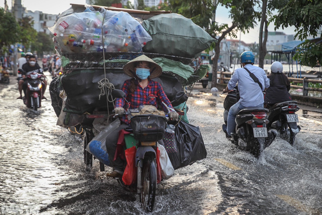 Đường phố Sài Gòn biến thành sông khi triều cường vượt đỉnh - 2 Đường phố Sài Gòn biến thành sông khi triều cường vượt đỉnh - 2