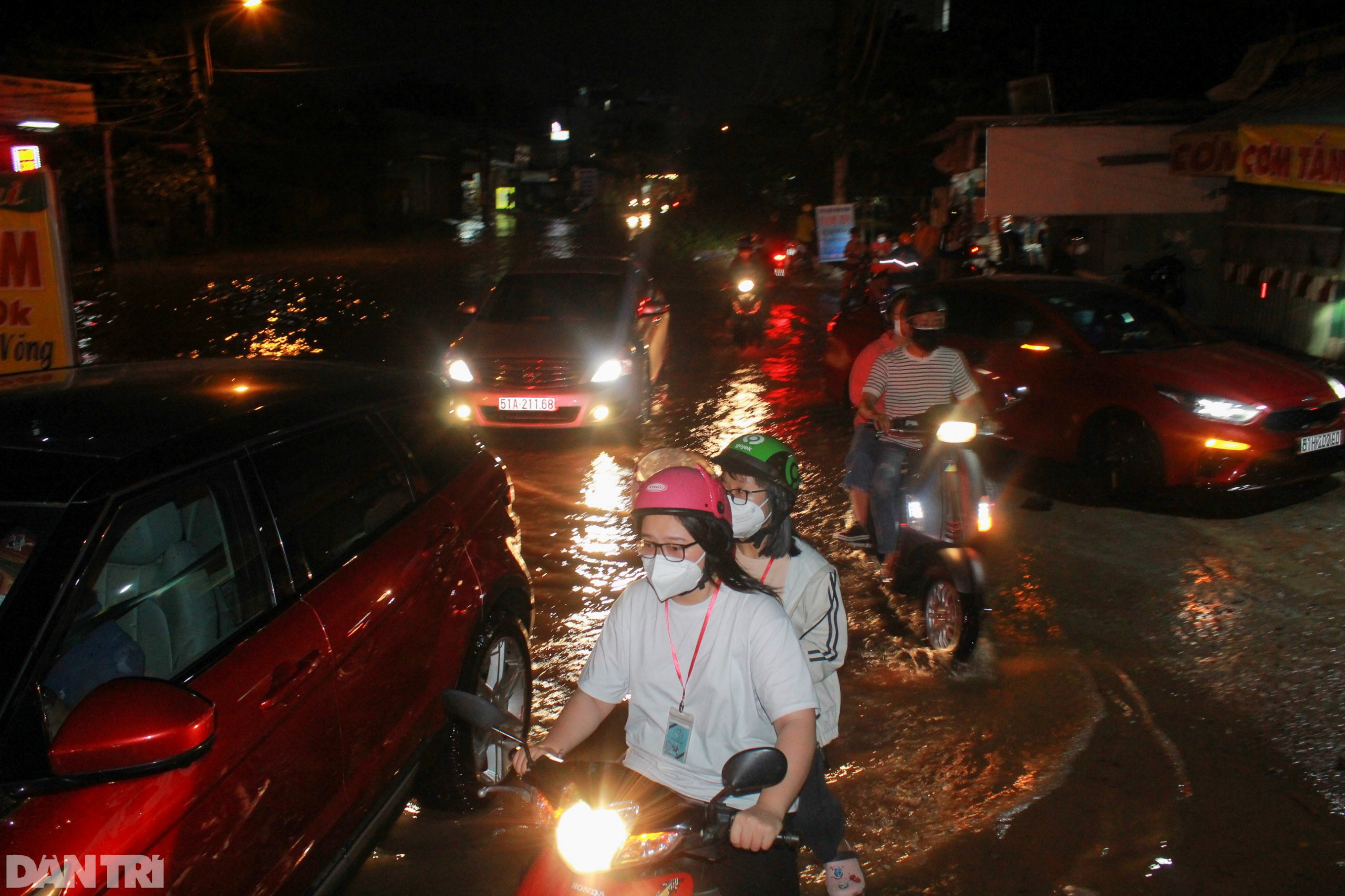 Đường phố Sài Gòn biến thành sông khi triều cường vượt đỉnh - 12