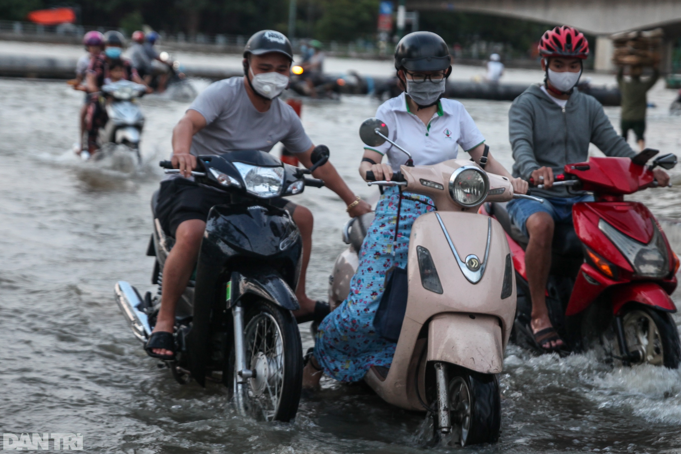 Đường phố Sài Gòn biến thành sông khi triều cường vượt đỉnh - 7