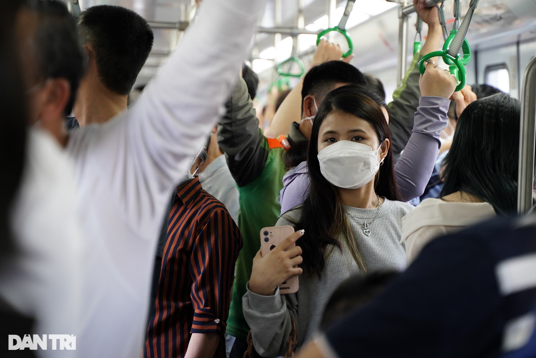 Biển người chen chân đi thử tàu điện Cát Linh - Hà Đông, lơ là phòng dịch - 12 Biển người chen chân đi thử tàu điện Cát Linh - Hà Đông, lơ là phòng dịch - 12