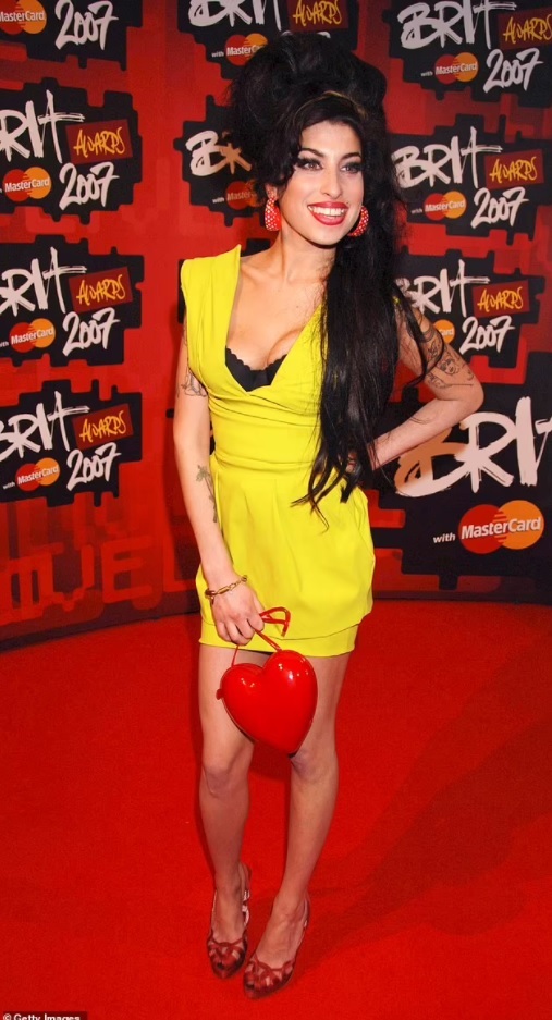 Chiếc váy Amy Winehouse mặc khi bị đuổi khỏi sân khấu đạt mức giá khủng - 4