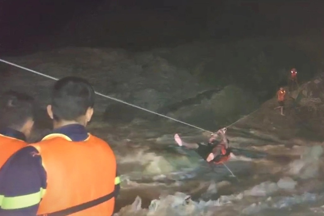Giải cứu thành công 3 người câu cá mắc kẹt trên sông suốt 16 tiếng  - 2