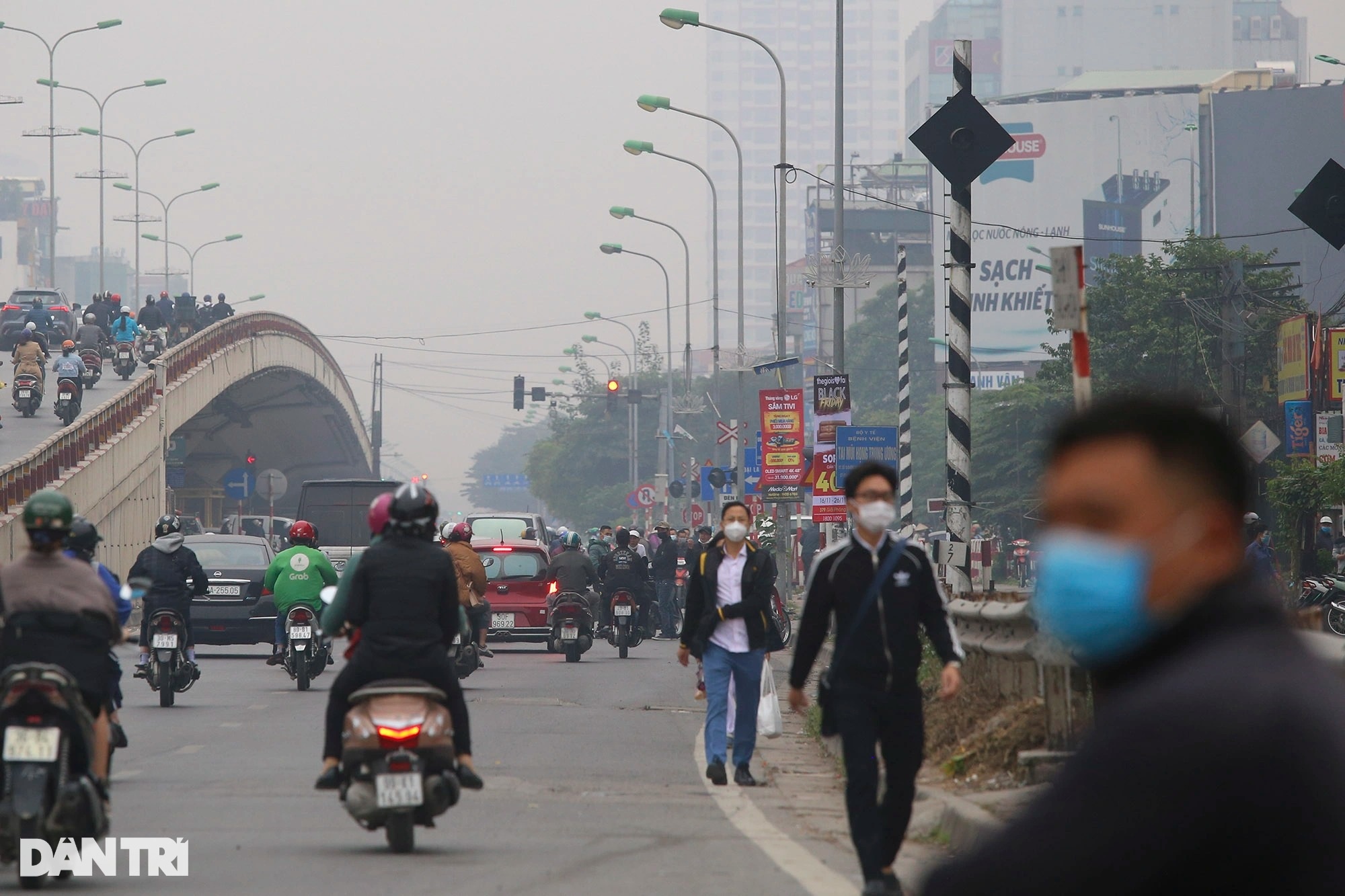 Trời Hà Nội mù mịt, chất lượng không khí ở mức thấp - 12 Trời Hà Nội mù mịt, chất lượng không khí ở mức thấp - 12