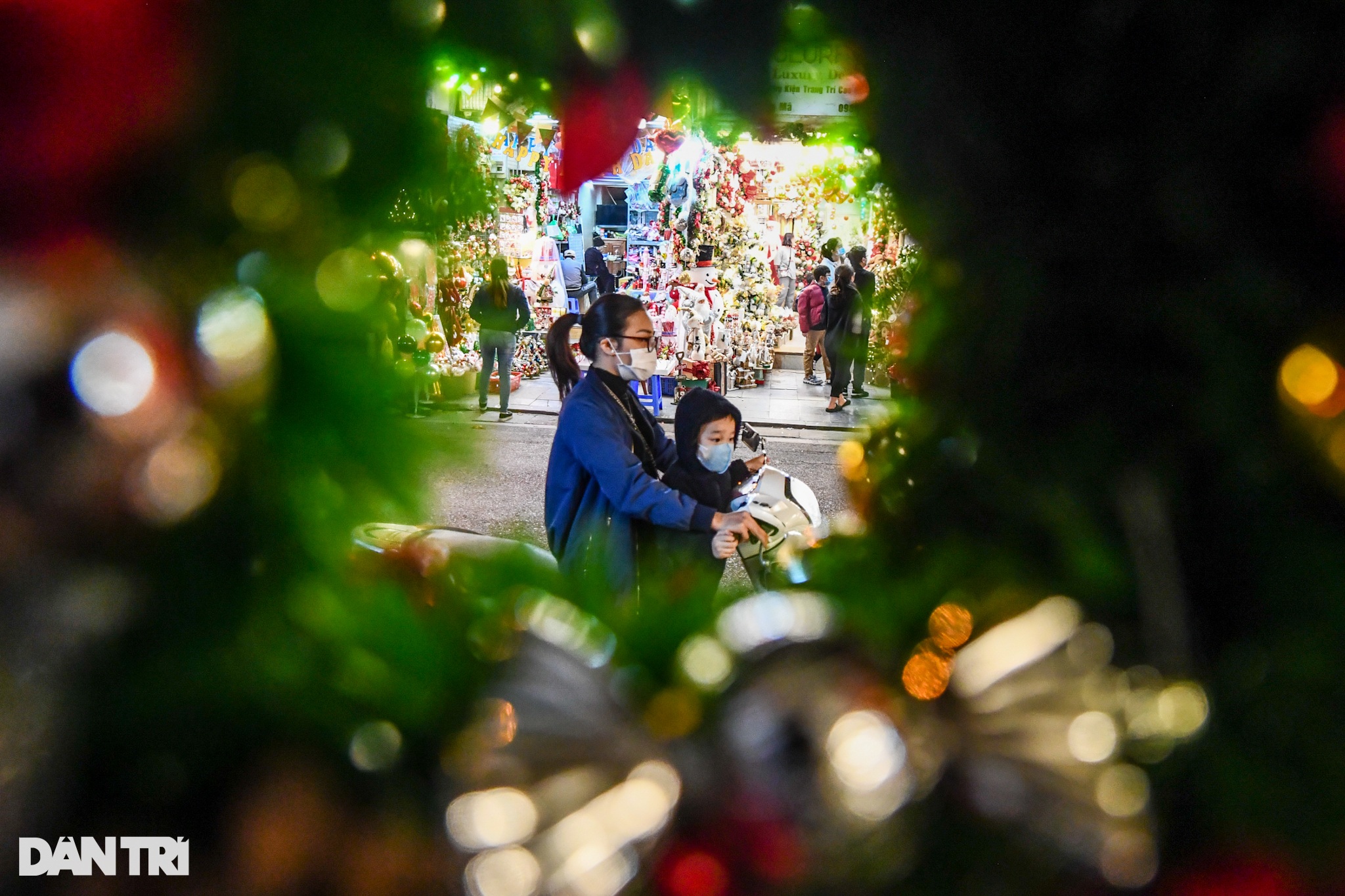 Hang Ma Street wears new, colorful clothes to welcome Christmas - 11