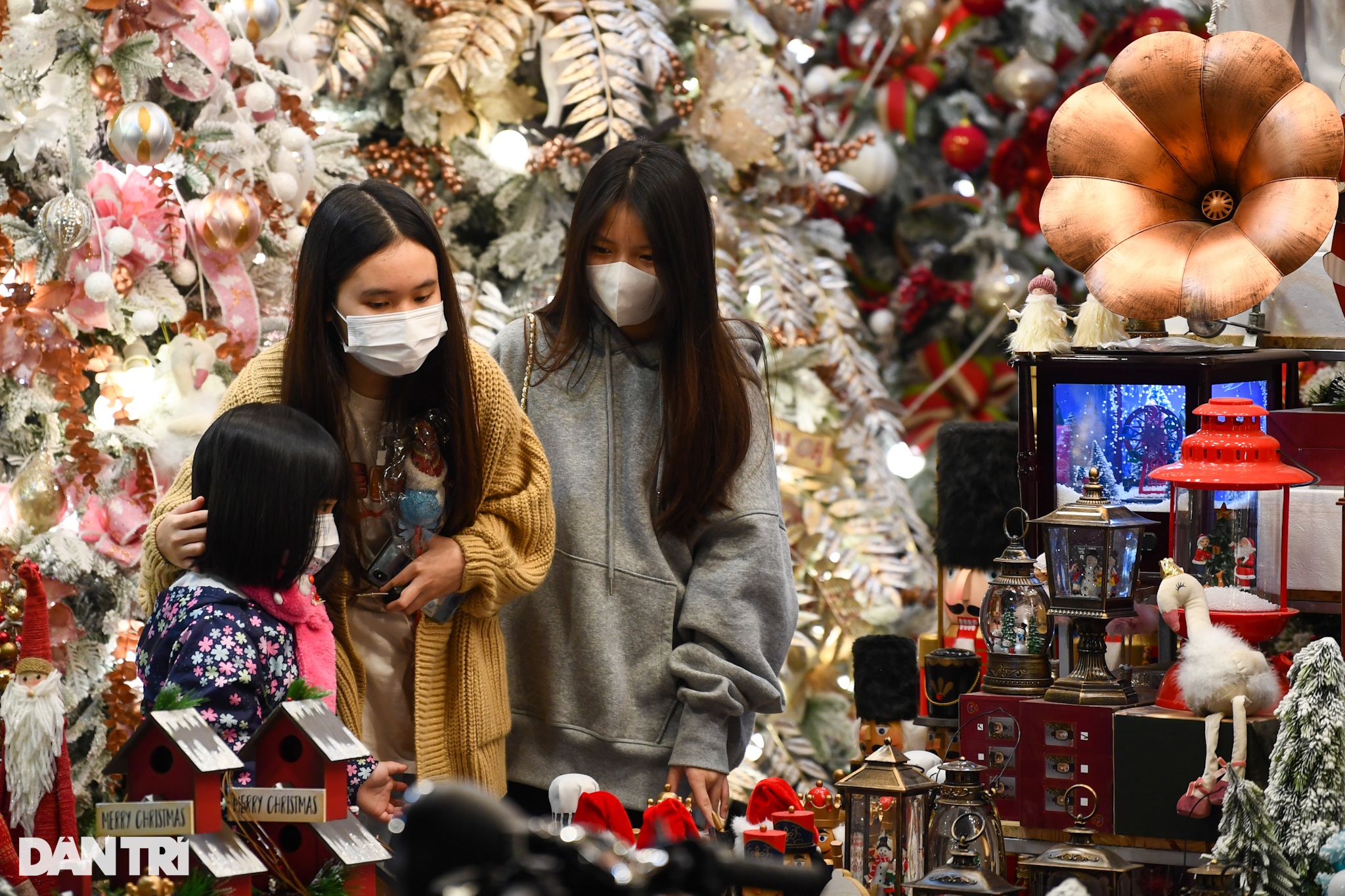 Hang Ma Street wears new, colorful clothes to welcome Christmas - 12