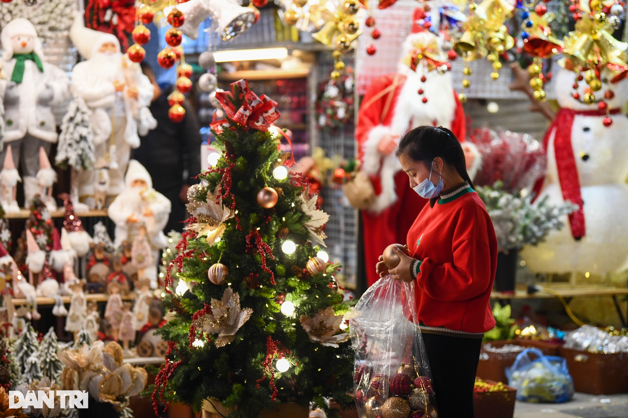 Hang Ma Street wears new, colorful clothes to welcome Christmas - 6