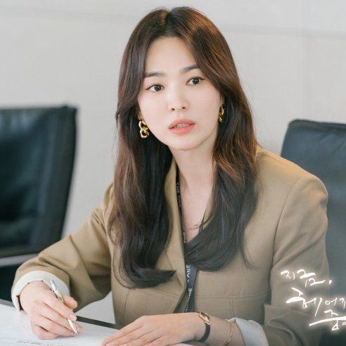 Mẫu áo khoác mà Song Hye Kyo mặc trong phim cháy hàng - 2 Mẫu áo khoác mà Song Hye Kyo mặc trong phim cháy hàng - 2