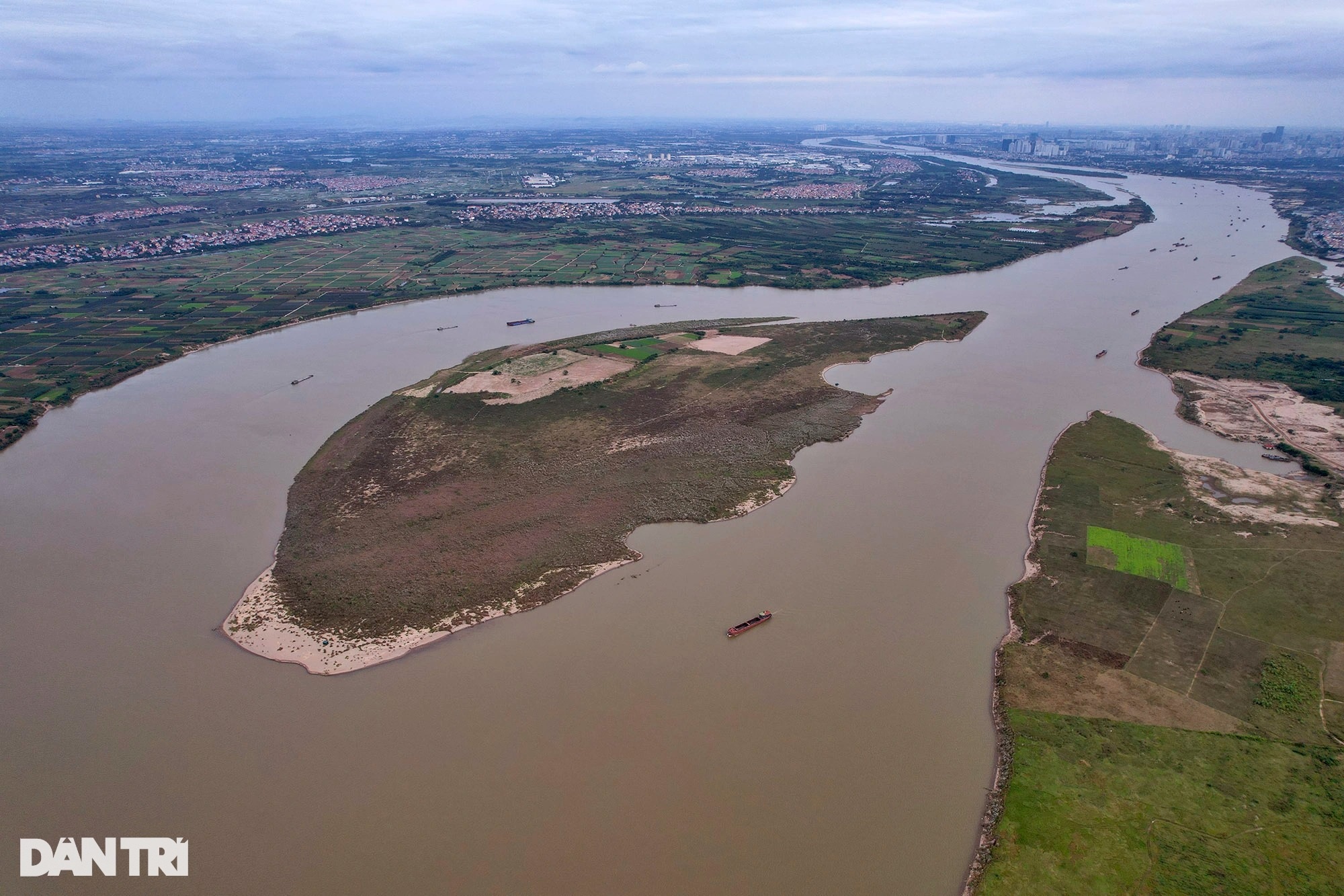 Unspoiled Red River mudflats without human footprints in Hanoi - 5