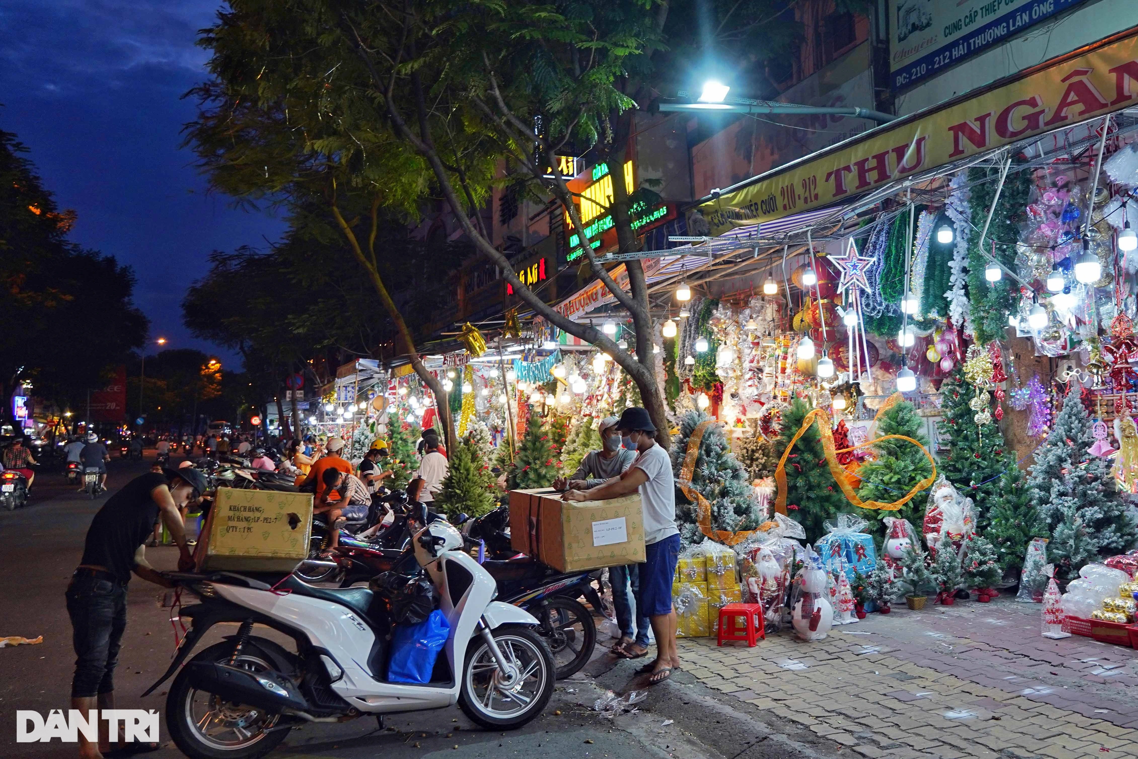 Bustling shopping in the largest Christmas street in Ho Chi Minh City - 10