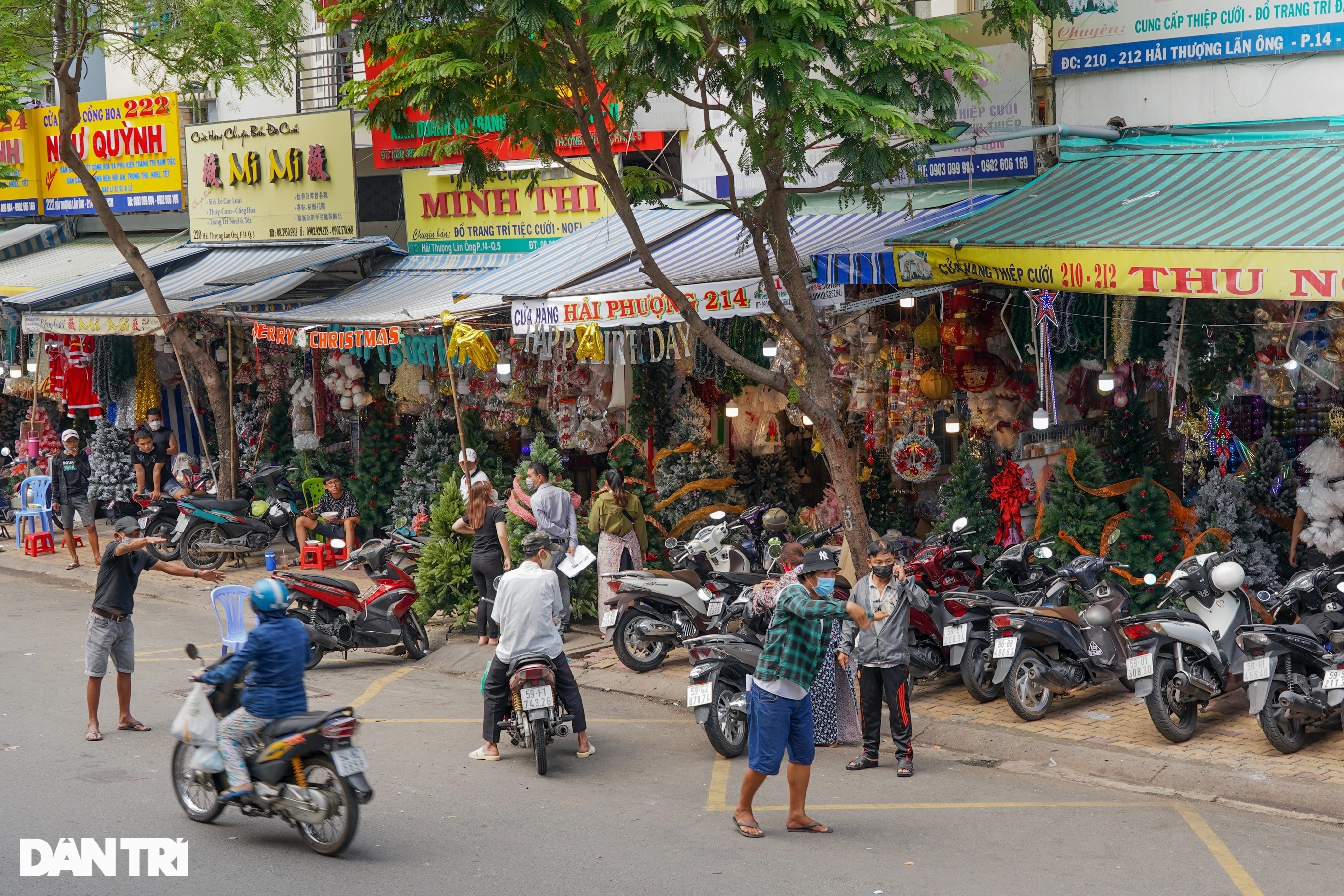 Bustling shopping in the largest Christmas street in Ho Chi Minh City - 1