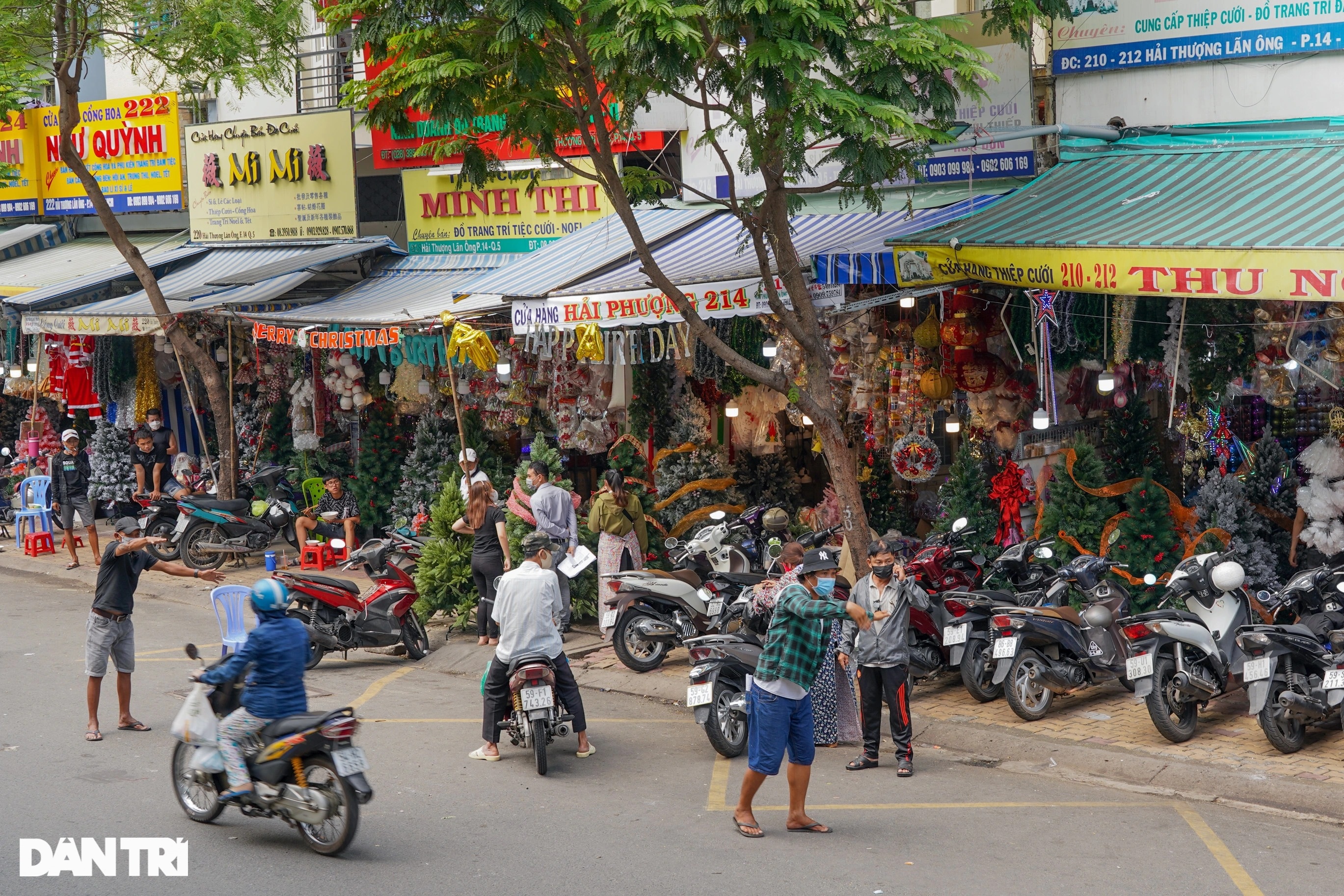 Nhộn nhịp mua sắm ở phố Giáng sinh lớn nhất TPHCM - 1 Nhộn nhịp mua sắm ở phố Giáng sinh lớn nhất TPHCM - 1