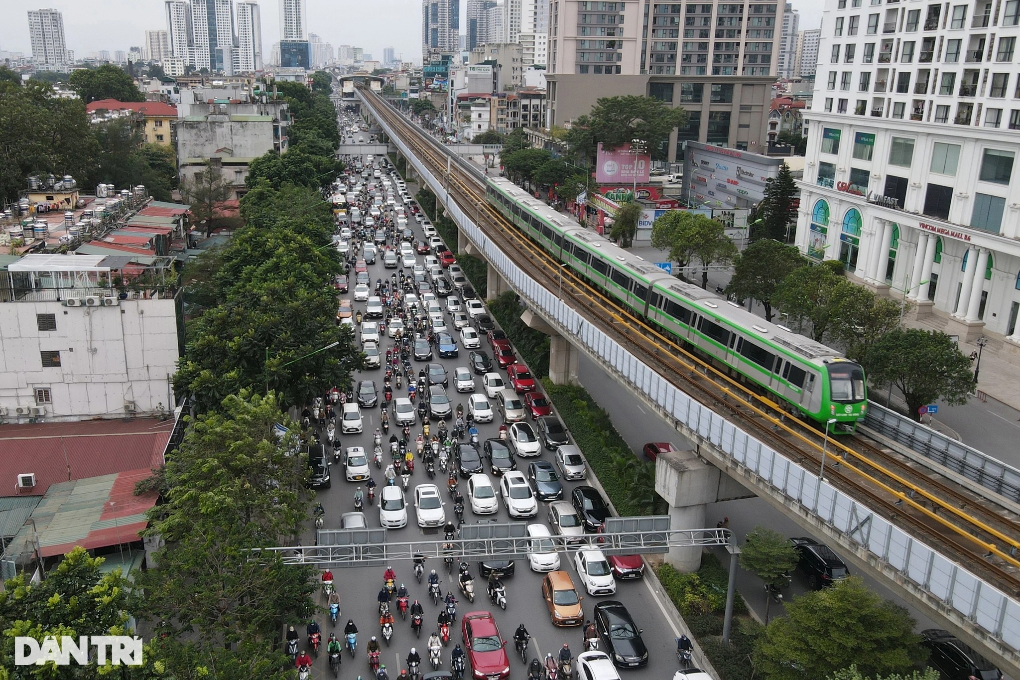 Giờ cao điểm: Tàu Cát Linh - Hà Đông kín khách, trục Nguyễn Trãi vẫn ùn tắc - 6 Giờ cao điểm: Tàu Cát Linh - Hà Đông kín khách, trục Nguyễn Trãi vẫn ùn tắc - 6