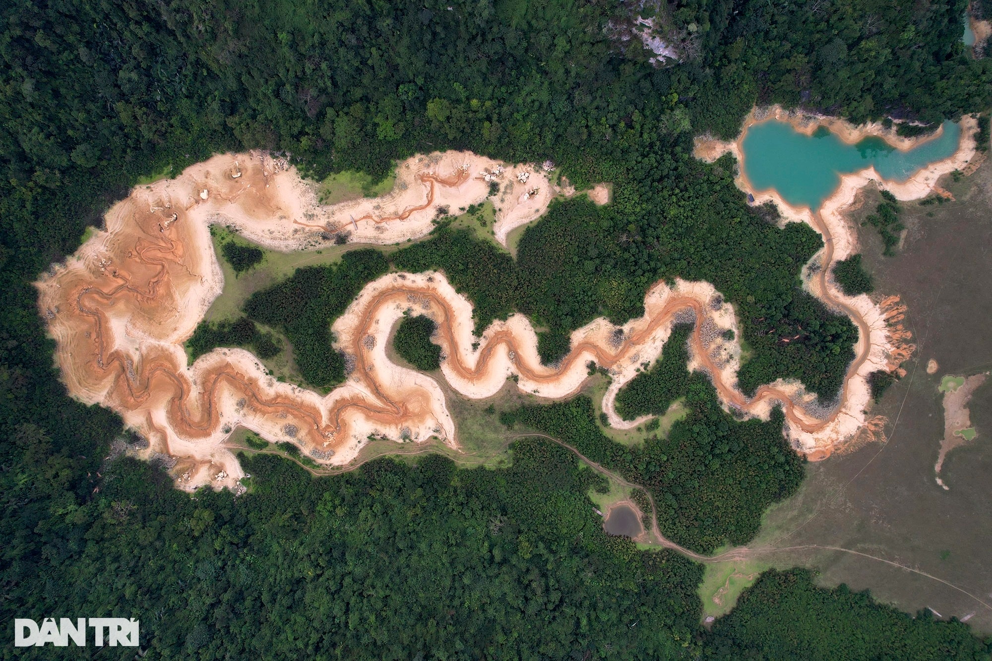 The shallow river has a dragon-like appearance when viewed from above in the Dong Lam valley - 4