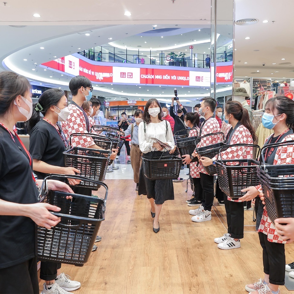 Cận cảnh cửa hàng thứ 9 của Uniqlo tại Hà Nội vừa chính thức khai trương  hội chị em mua sắm vẫn nặng tay sau thời gian nghỉ dịch