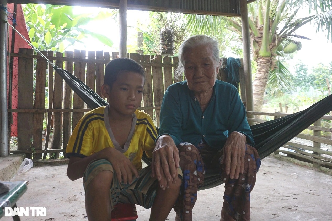 Cha mất, mẹ bỏ đi, cậu bé 9 tuổi mò cua, bắt ốc nuôi chị gái khờ khạo - 4