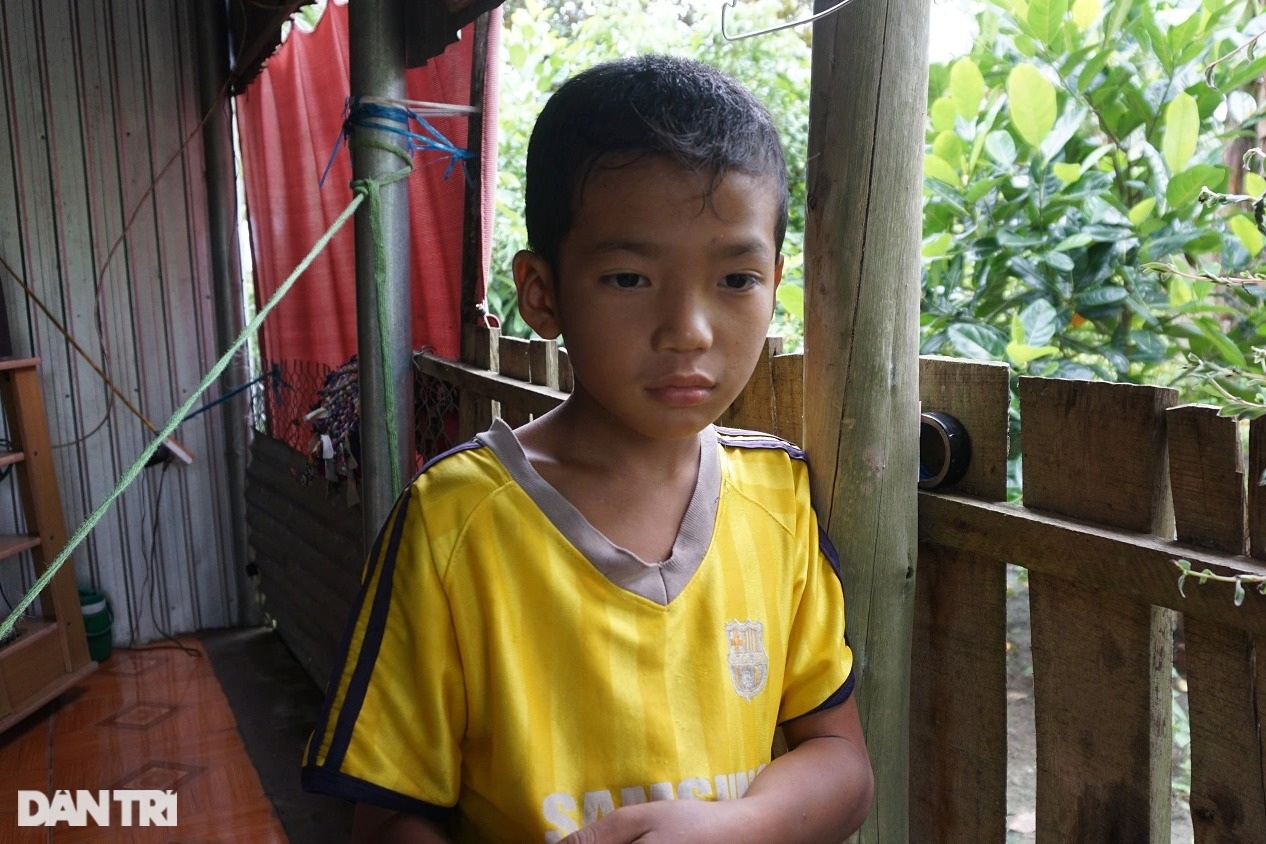 Cha mất, mẹ bỏ đi, cậu bé 9 tuổi mò cua, bắt ốc nuôi chị gái khờ khạo - 3