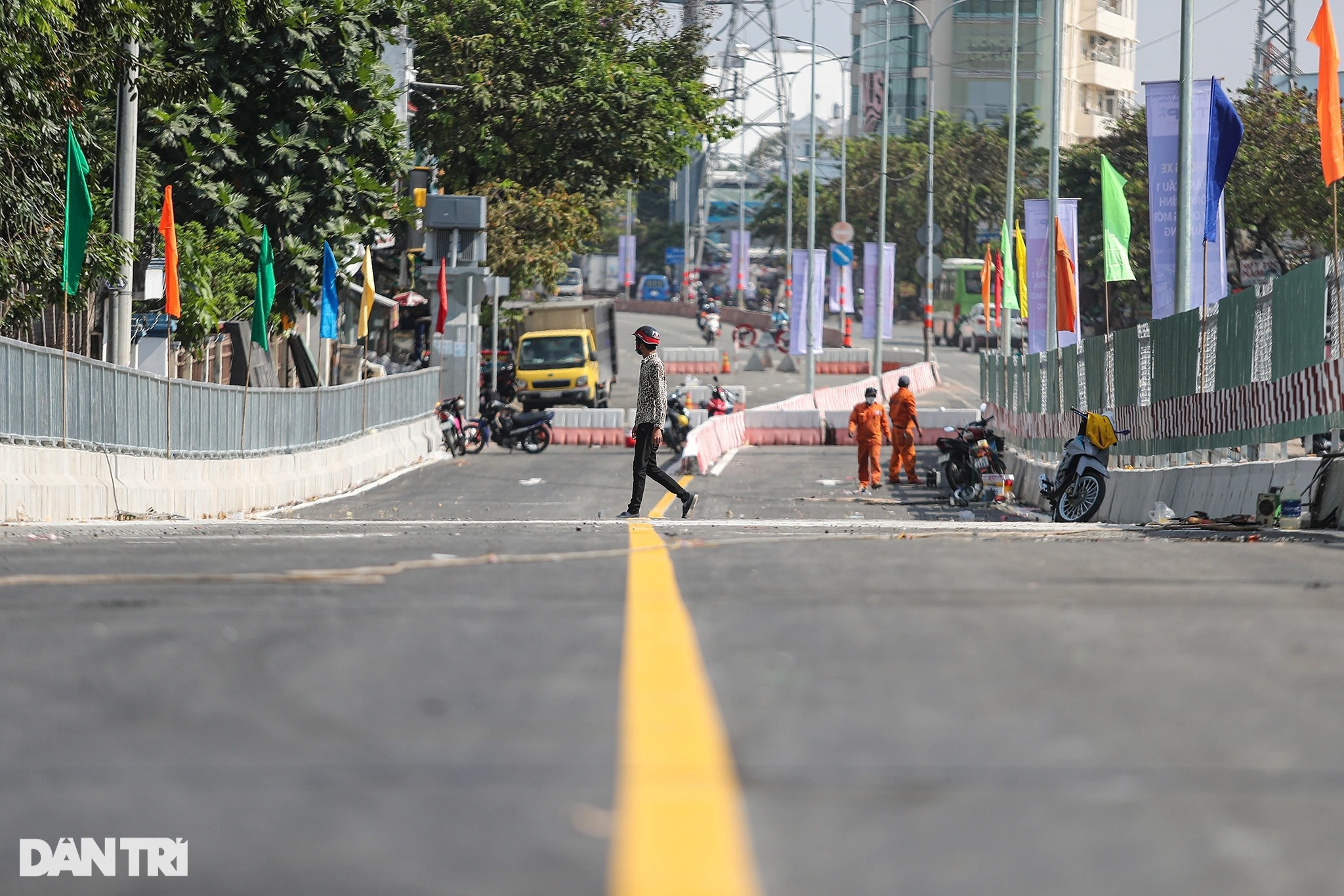 Cầu Bưng thông xe sau 4 năm thi công, gỡ rối nút thắt kẹt xe ở TPHCM - 5 Cầu Bưng thông xe sau 4 năm thi công, gỡ rối nút thắt kẹt xe ở TPHCM - 5