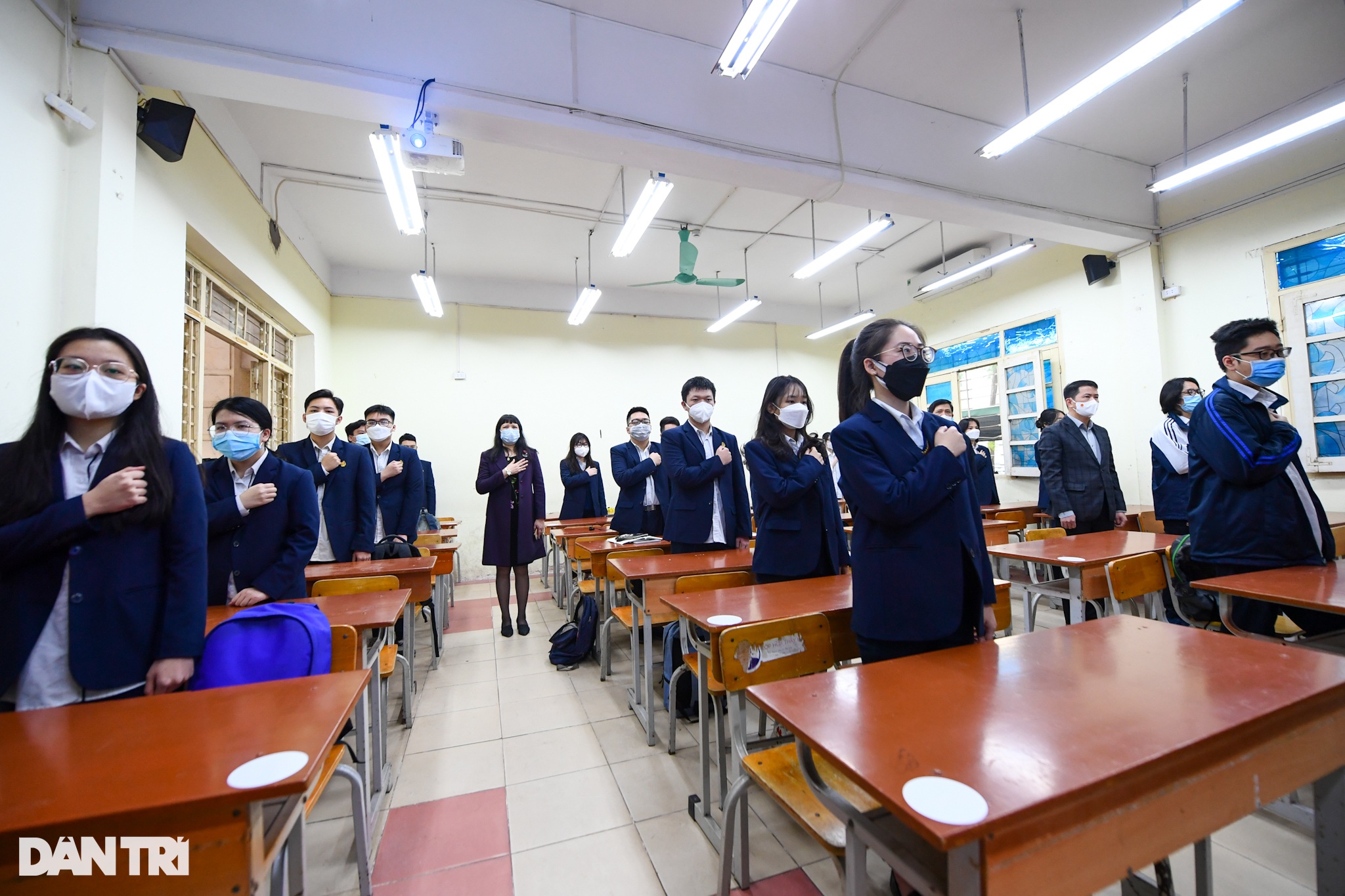 Học sinh lớp 12 ở Hà Nội bồi hồi, lo lắng trong ngày đầu trở lại trường - 11