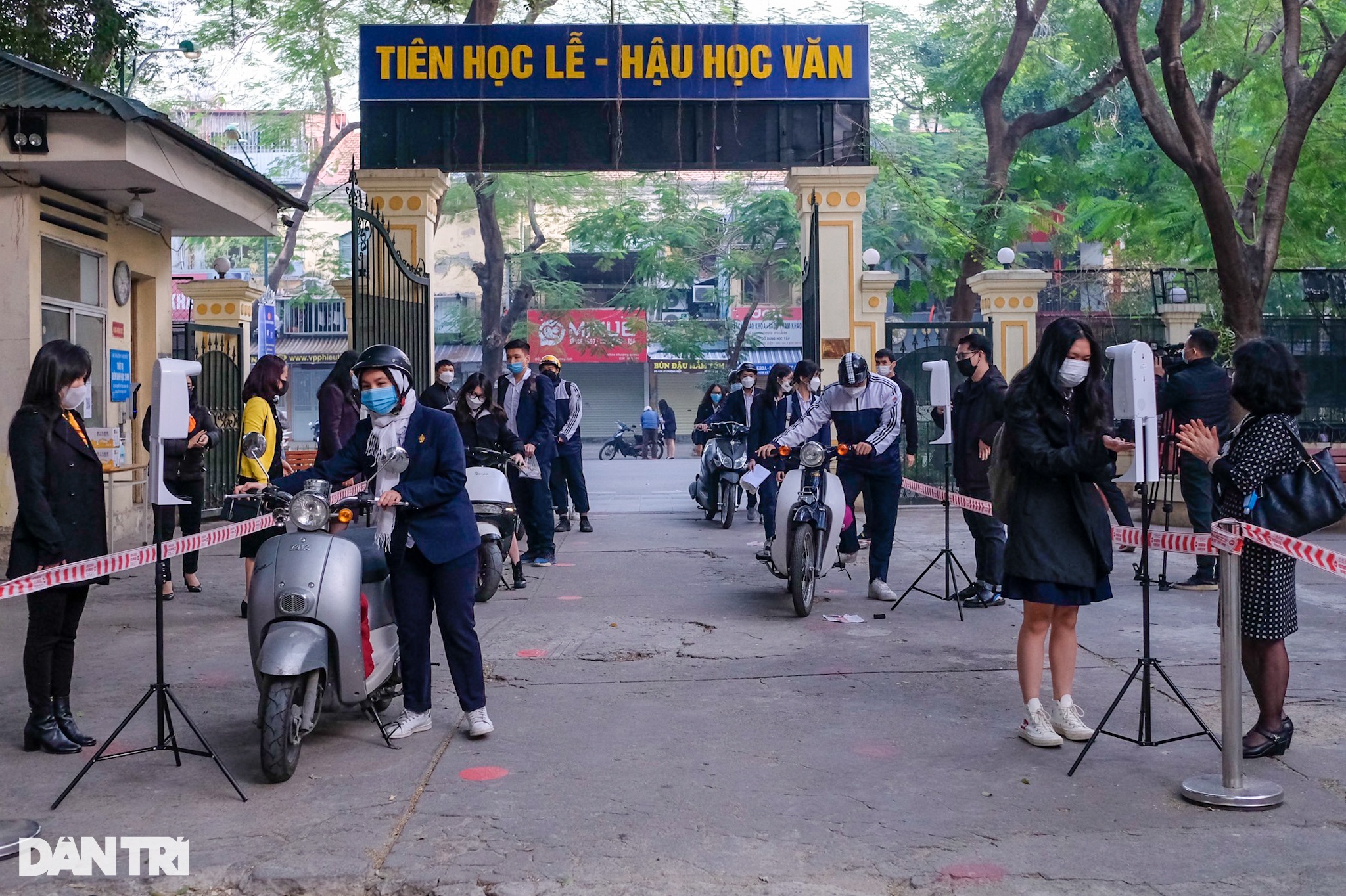 Học sinh lớp 12 ở Hà Nội bồi hồi, lo lắng trong ngày đầu trở lại trường - 2