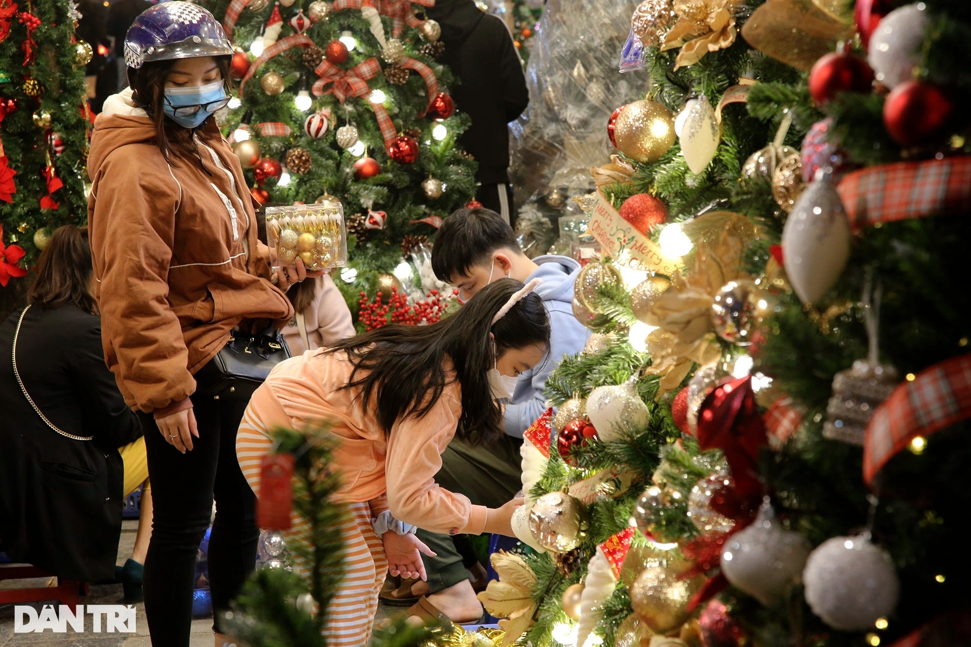 Crowds of people flock to Hang Ma to shop for Christmas 2021 - 14