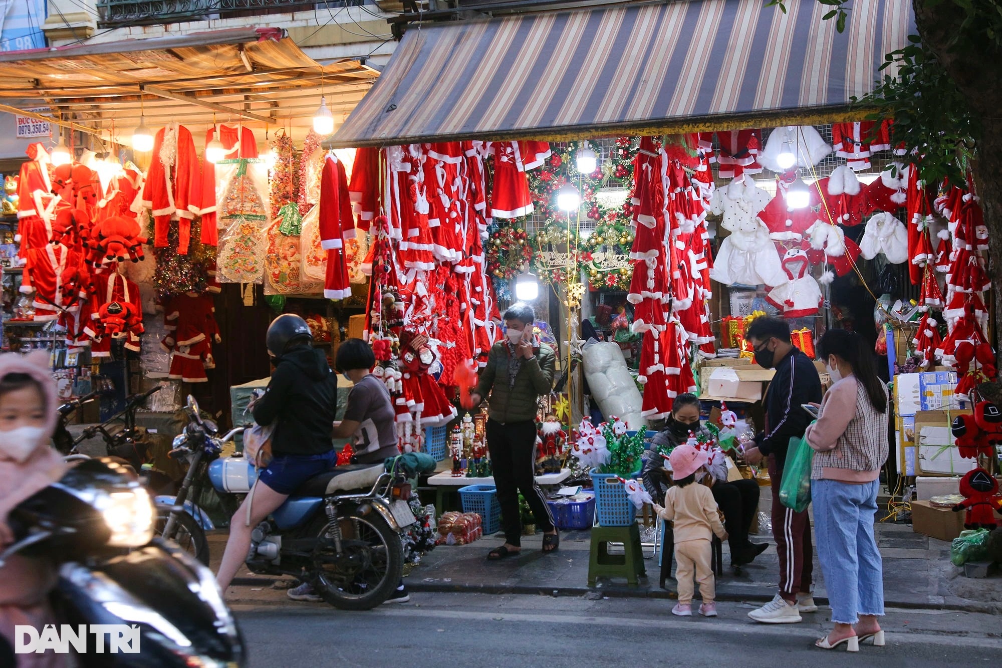 Crowds of people flock to Hang Ma to shop for Christmas 2021 - 15