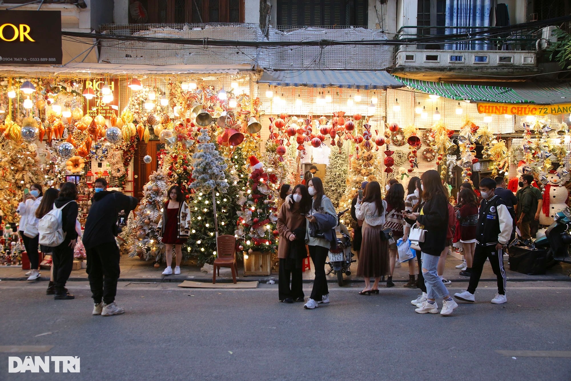 Crowds of people flock to Hang Ma to shop for Christmas 2021 - 2