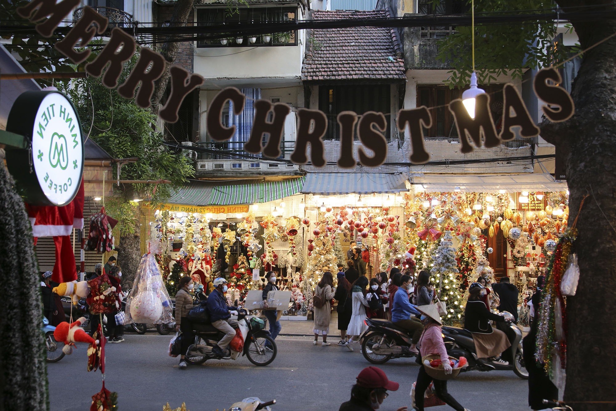 Crowds of people flock to Hang Ma to shop for Christmas 2021 - 6