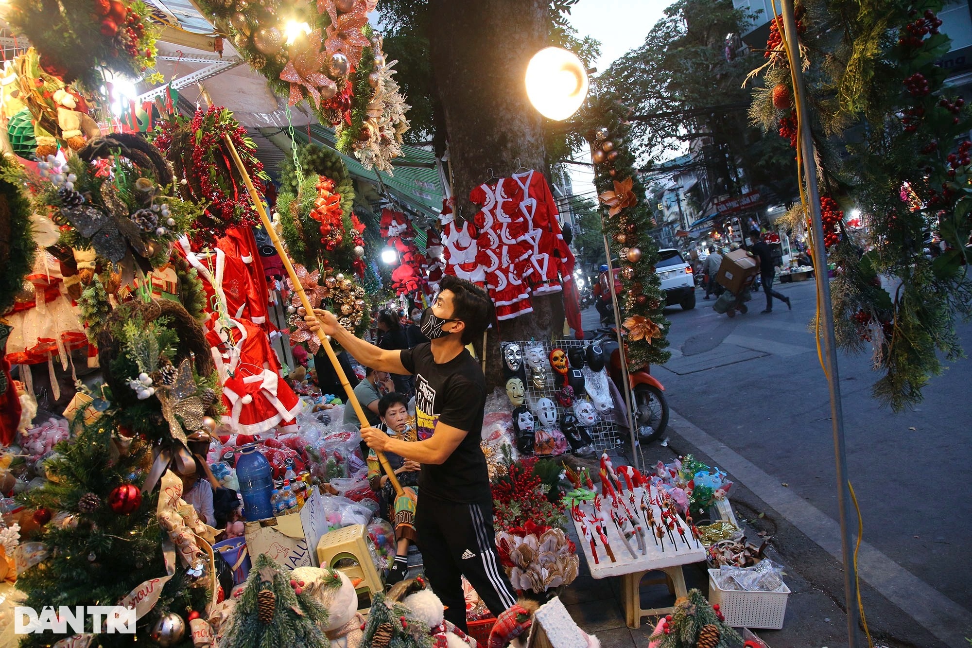 Crowds of people flock to Hang Ma to shop for Christmas 2021 - 10