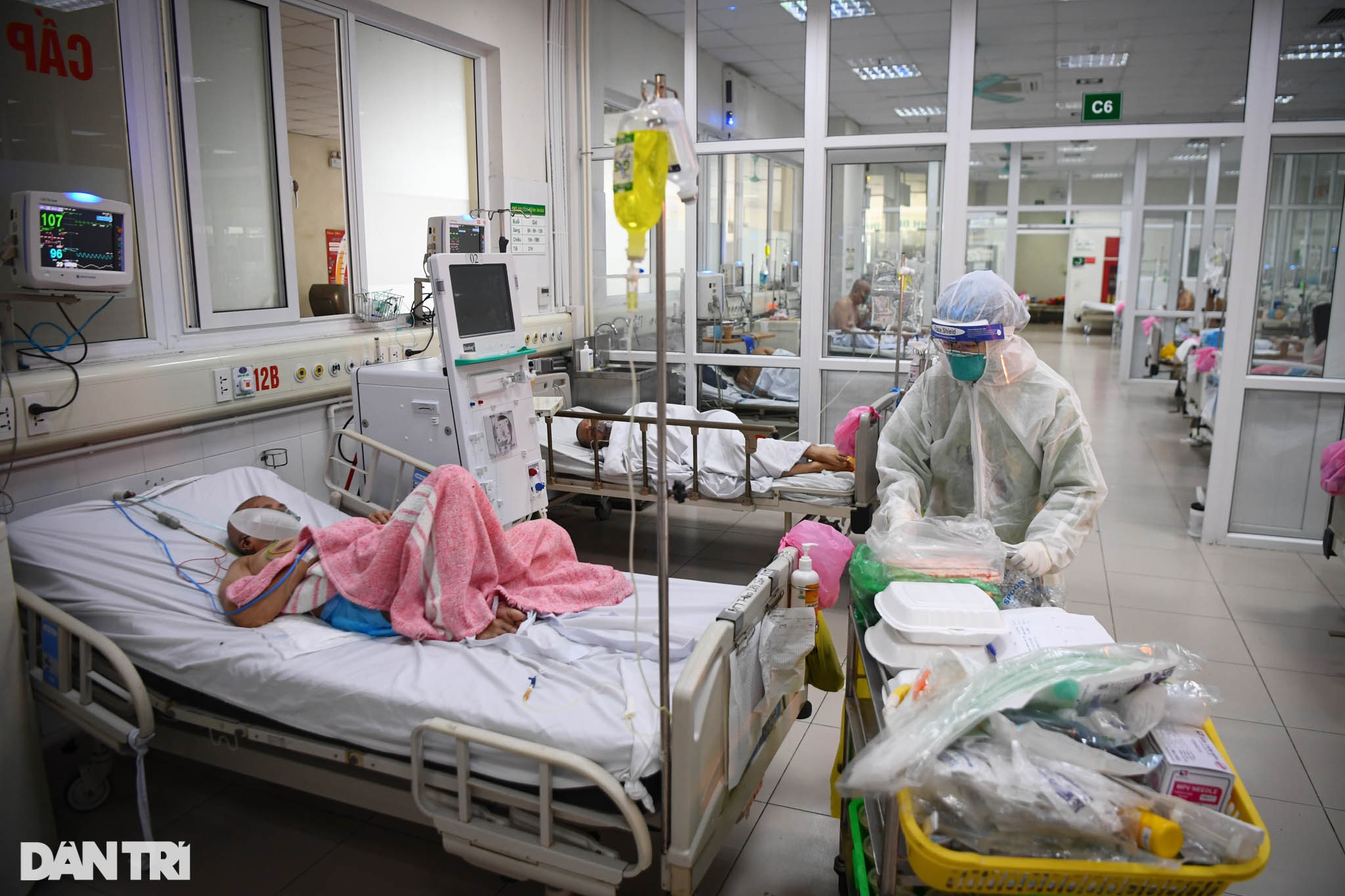 Một ngày trong khu điều trị bệnh nhân Covid-19 triệu chứng nặng ở Hà Nội - 19