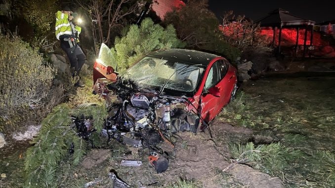 Chiếc Tesla Model S bị hư hại nghiêm trọng, toàn bộ túi khí nổ tung và 7 người ngồi trên xe sống sót đầy may mắn (Ảnh: KSL5TV).