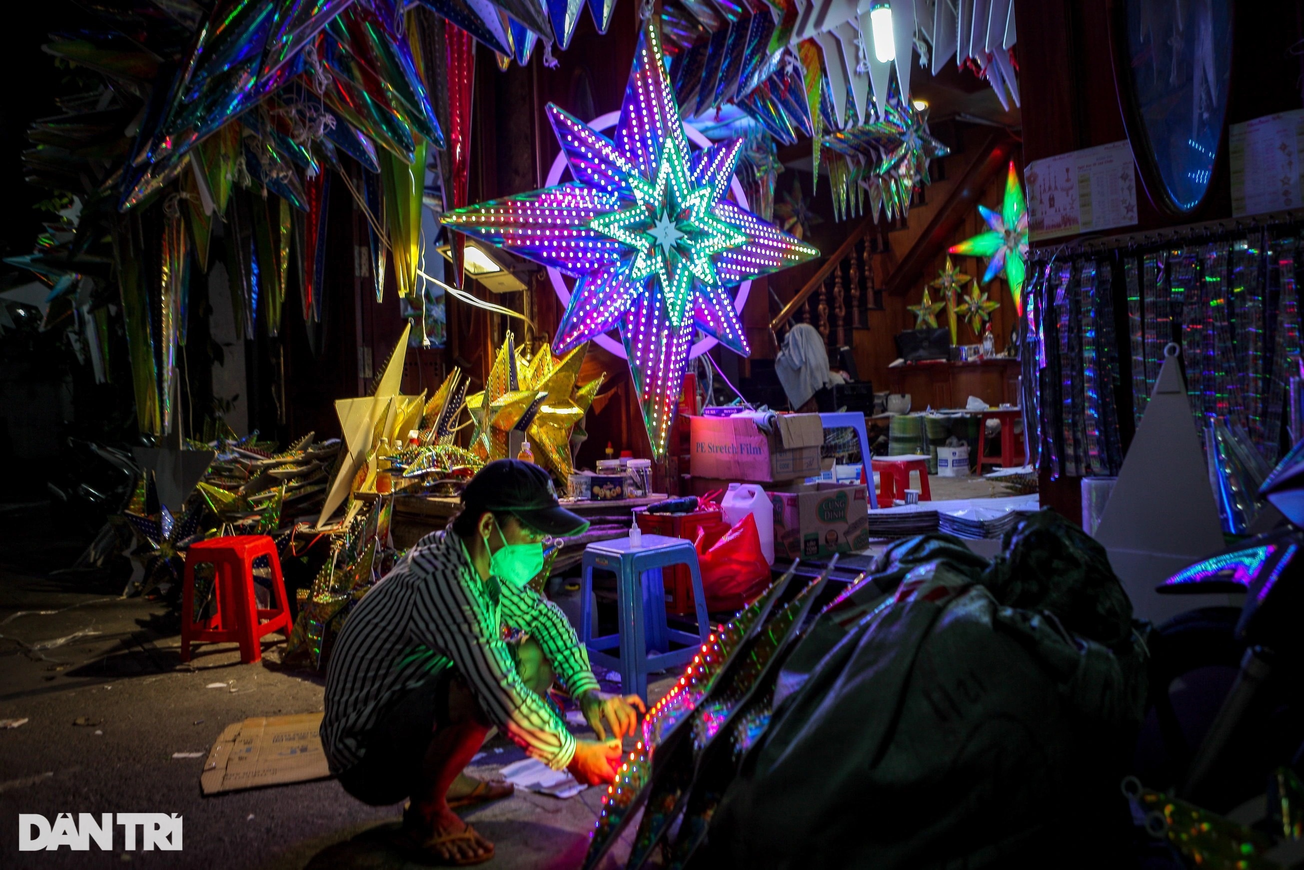Saigon alley decorated for Christmas - 5