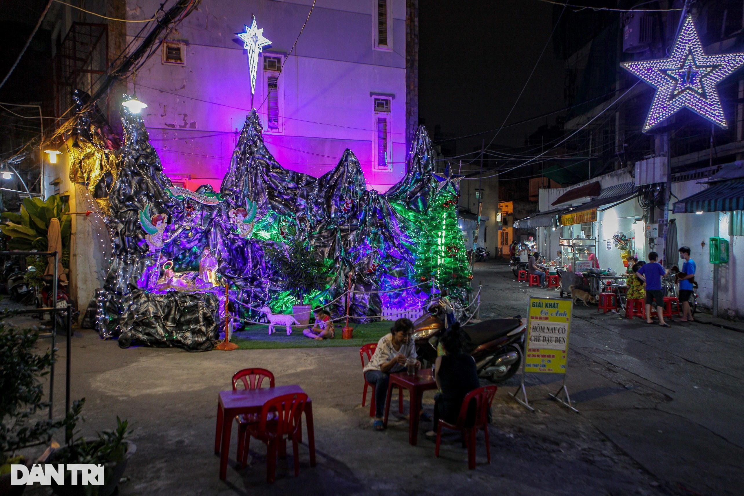 Saigon alley decorated for Christmas - 11