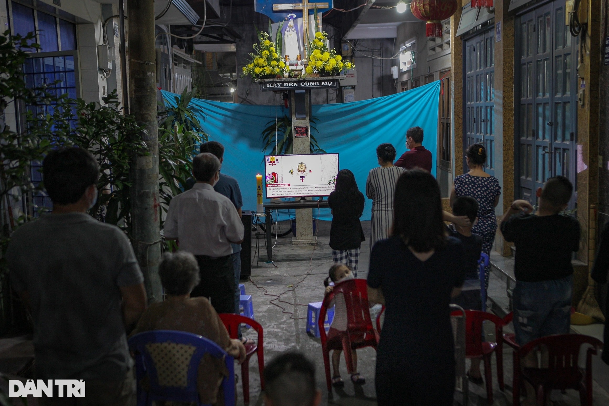 Saigon alley decorated for Christmas - 15