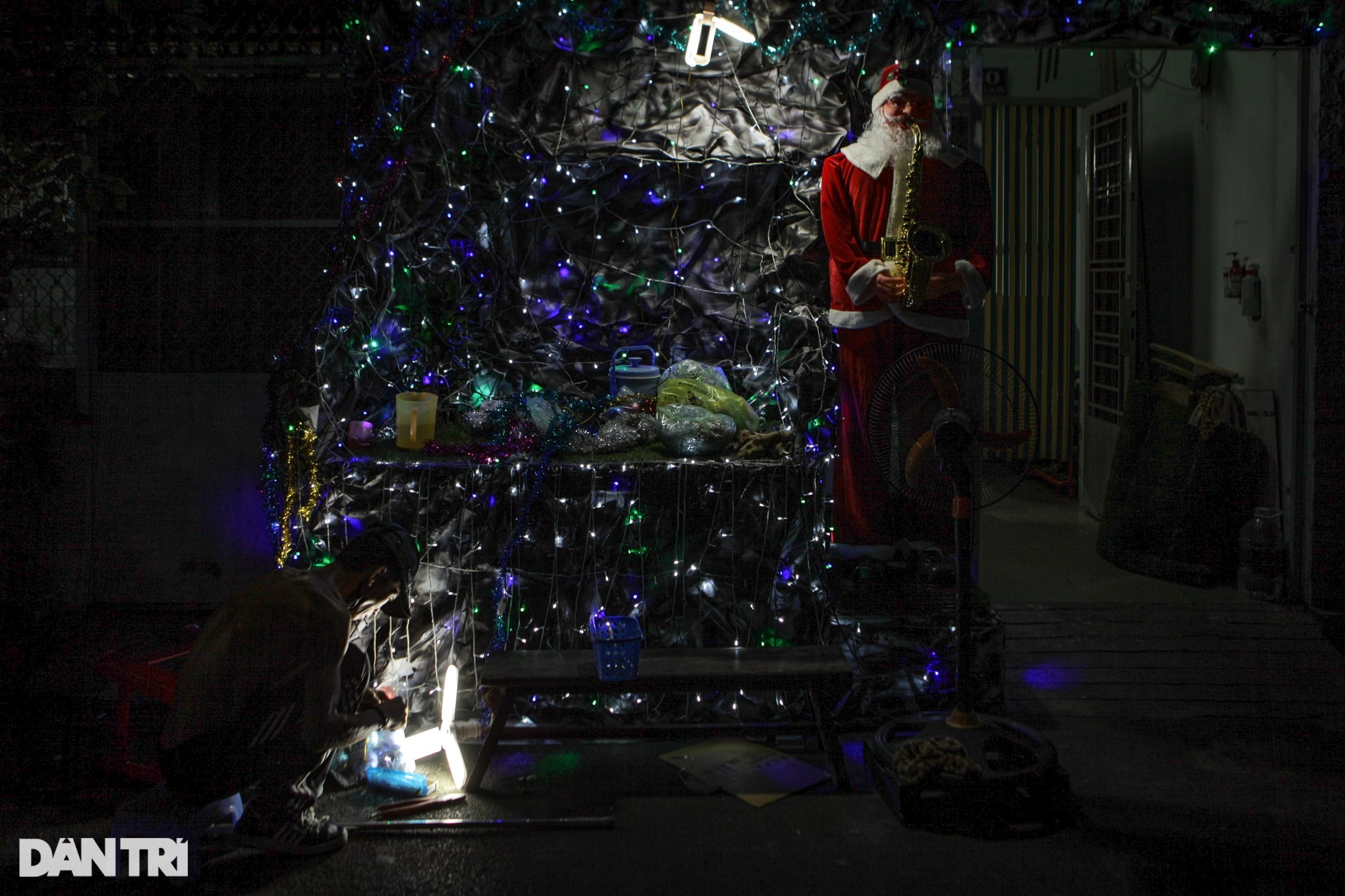 Saigon alley decorated for Christmas - 7